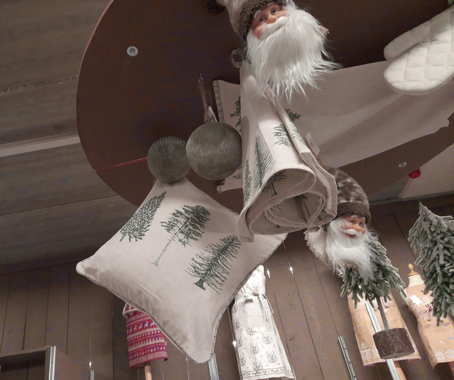 Kissenbezug aus Baumwolle in Beige-Grün mit Tannenmotiv