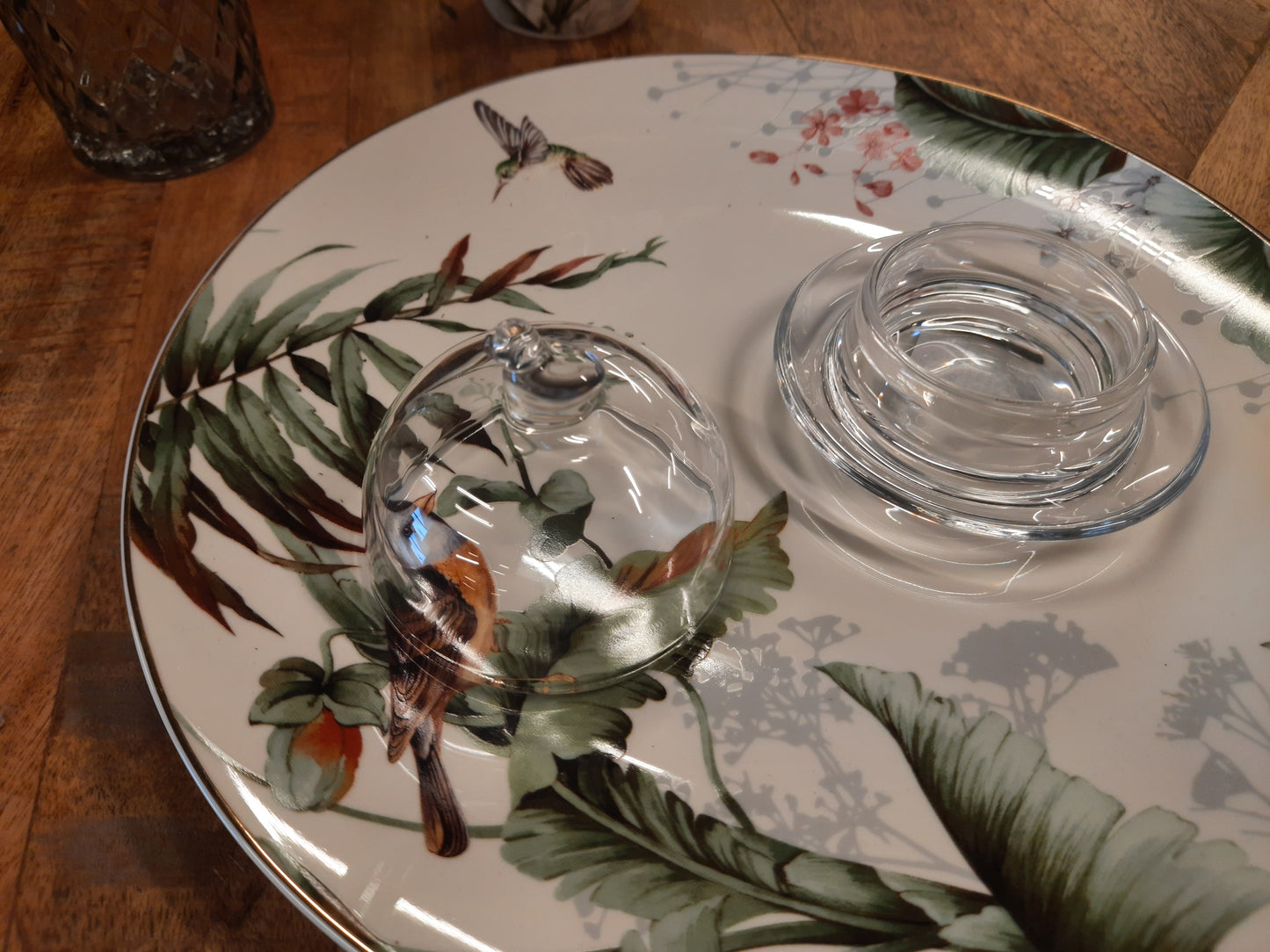 Geschirr aus Porzellan, Pflanzen und Vogelmotiv in Grün-Weiß, Mix & Match