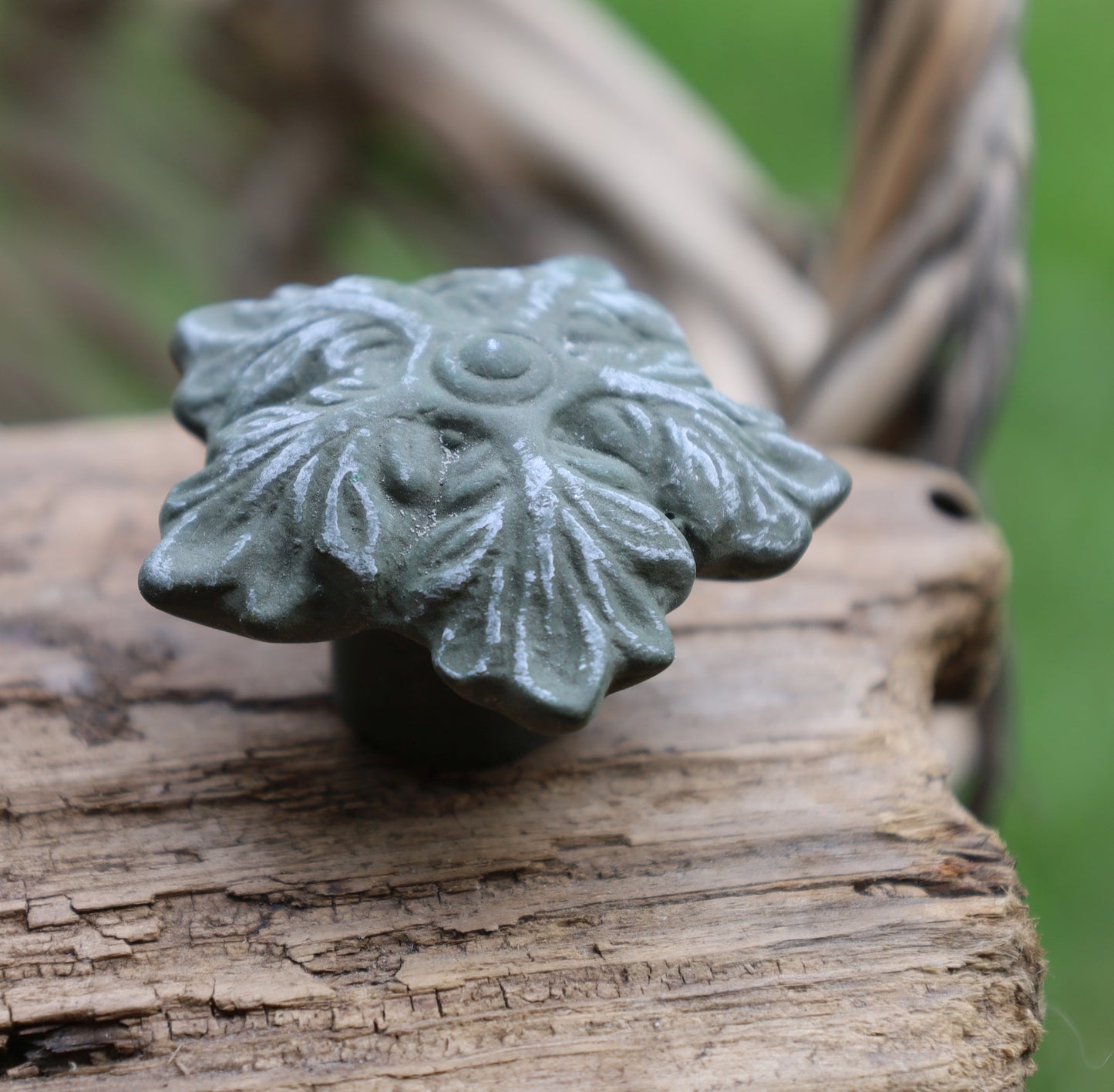 Grüner Möbelknauf Blatt - Keramik Möbelgriff Shabby Chic Landhausstil