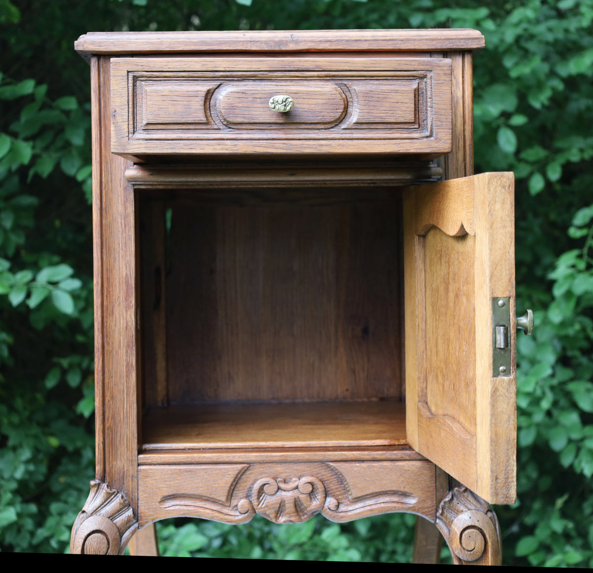 Antiker Nachttisch / Schränkchen im Louise XV - Stil um 1870 - 1890, in Braun aus Holz {{ Shabby Chic und Landhaus Deko }} {{ www.Stein-Alt.de }}