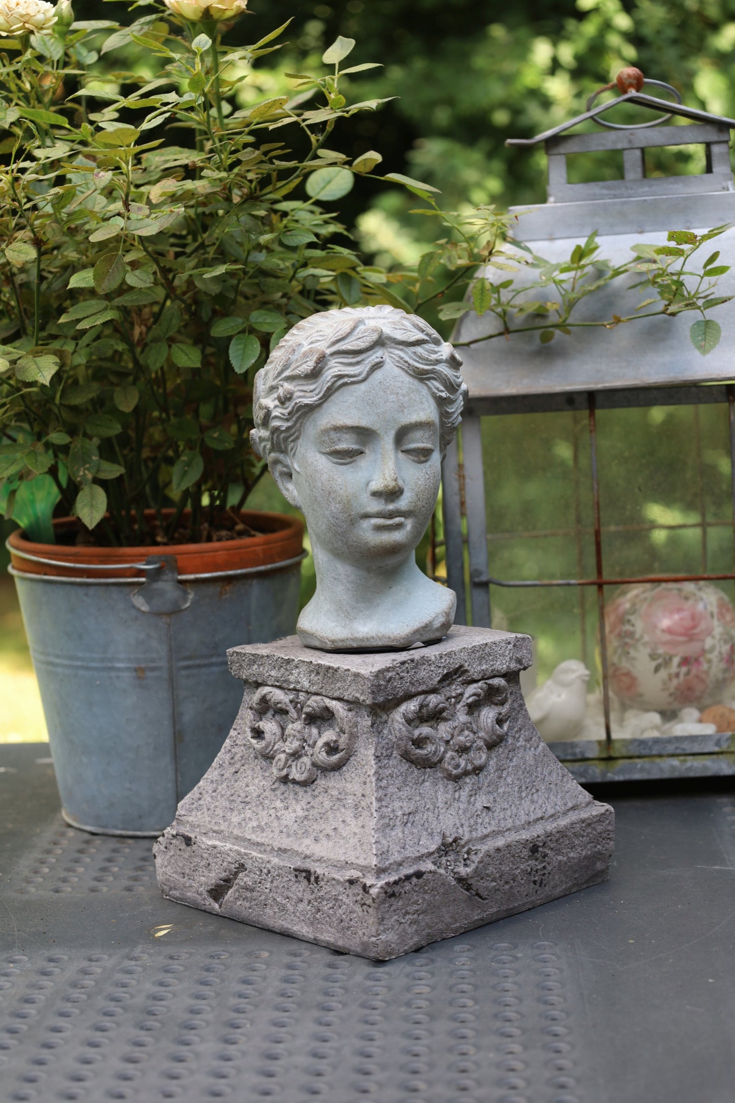 Frauen-Büste Steinguss Grau 12x11x17 cm - Wetterfeste Gartendeko im Shabby Chic