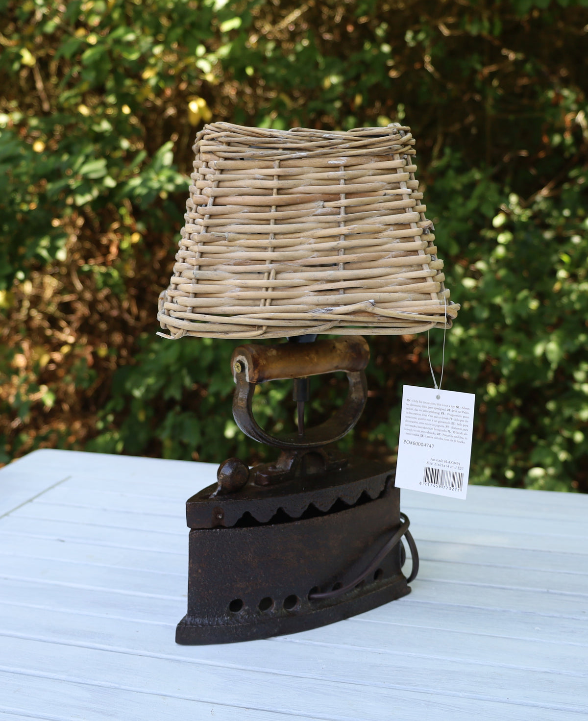 Tischleuchte aus altem Bügeleisen mit rotkariertem Lampenschirm {{ Shabby Chic und Landhaus Deko }} {{ www.Stein-Alt.de }}