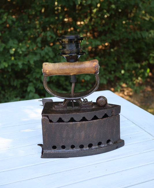 Tischleuchte aus altem Bügeleisen mit rotkariertem Lampenschirm