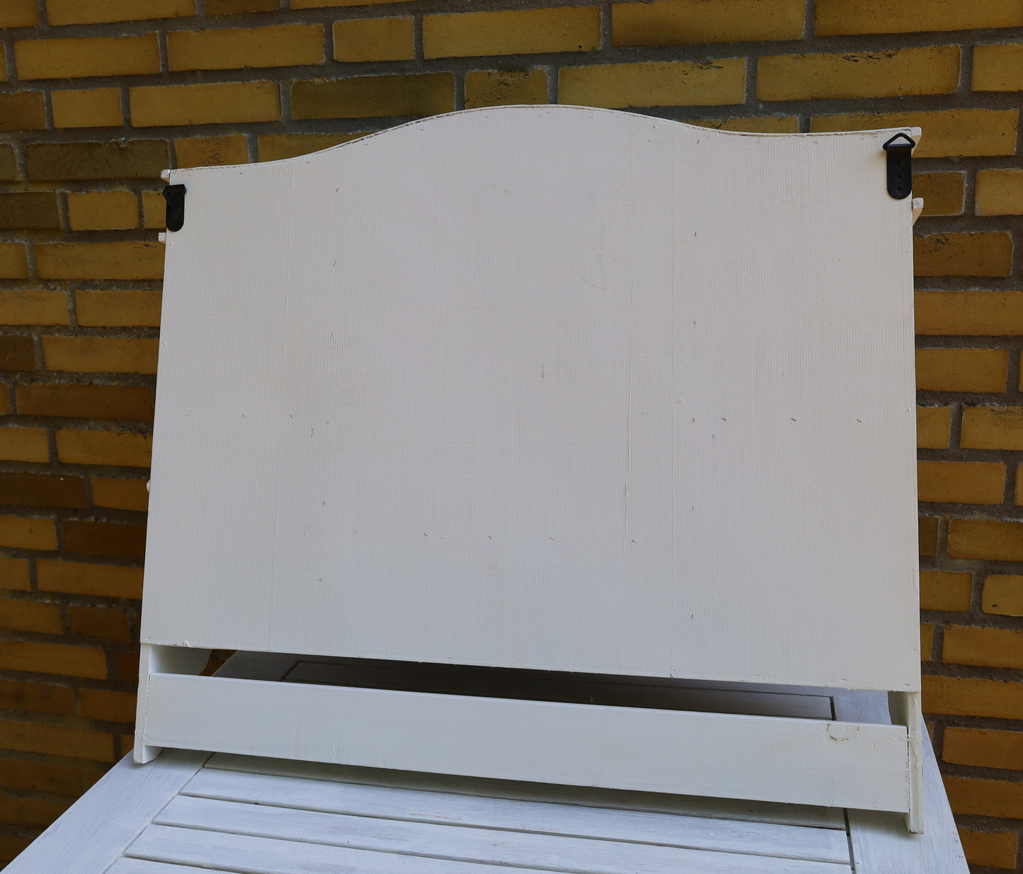 Weißer Hängeschrank aus Holz mit Schubladen und Haken - Landhausstil Shabby Chic