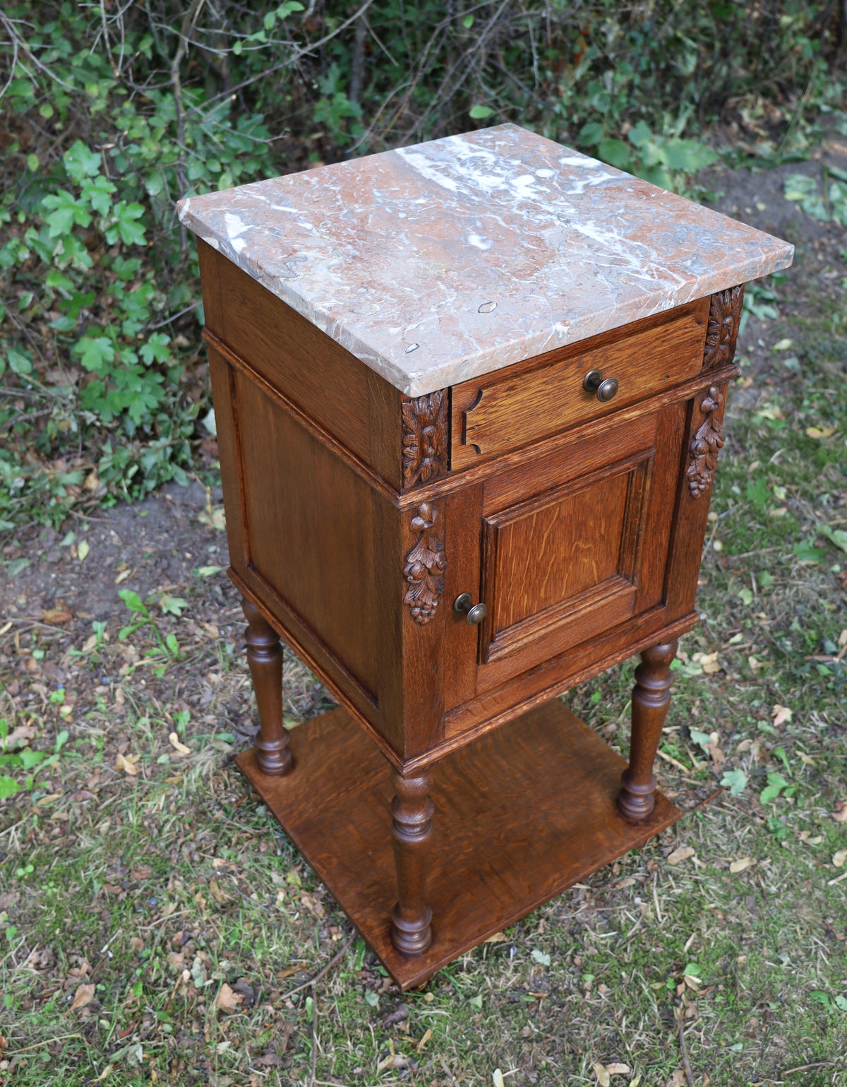 Antiker französischer Nachttisch Ende 19. Jh. - Eichenholz mit Marmorplatte {{ Shabby Chic und Landhaus Deko }} {{ www.Stein-Alt.de }}