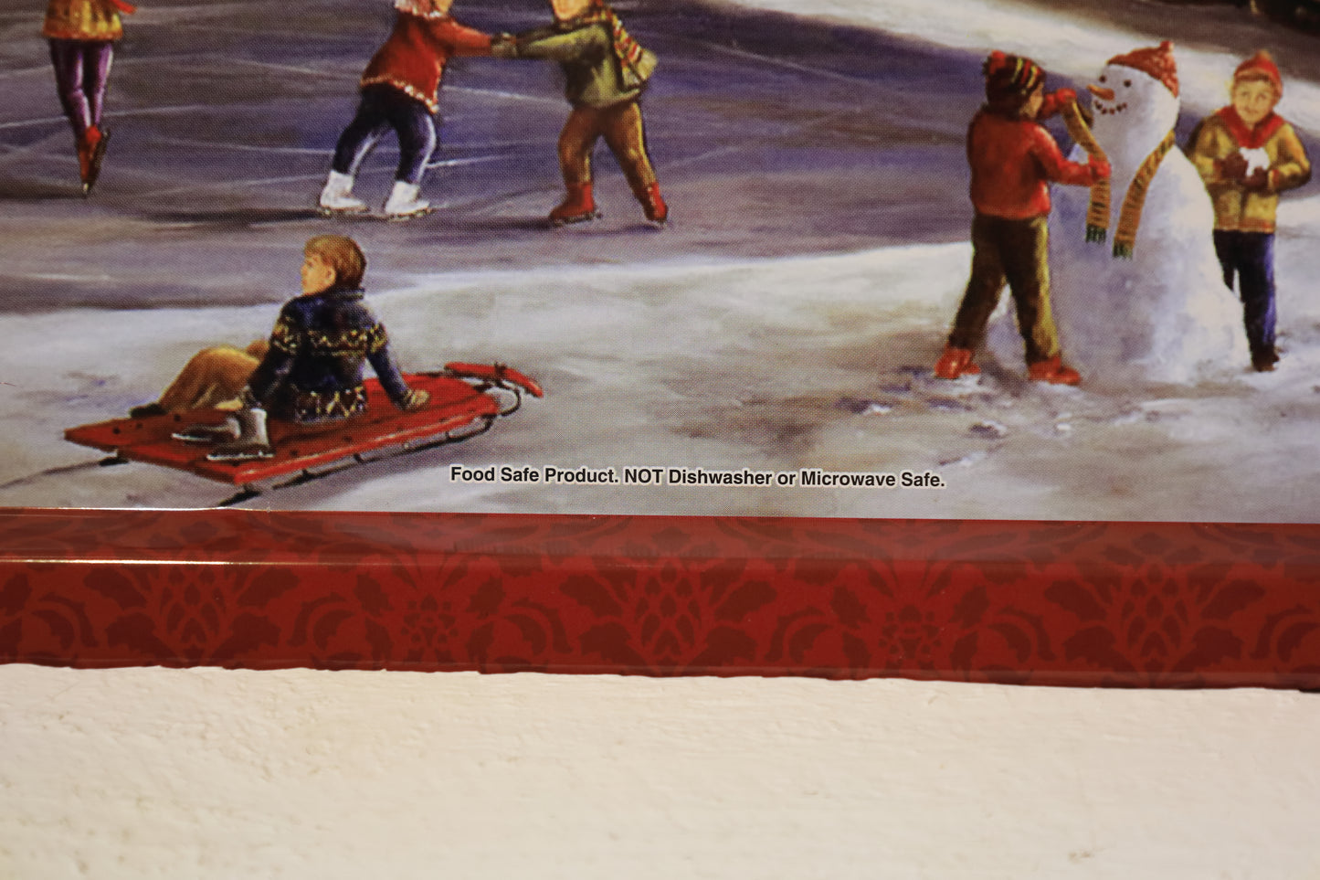 Tablett aus Metall mit winterlicher Dorfidylle, Weihnachtsdekoration