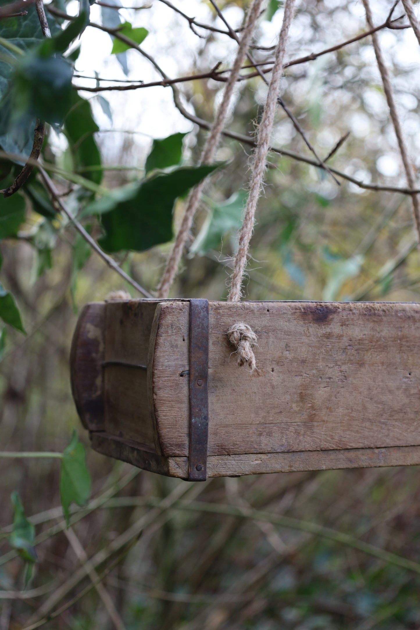 Alte Ziegelform aus Altholz mit Seilen zum Aufhängen, Shabby Chic Hängeregal