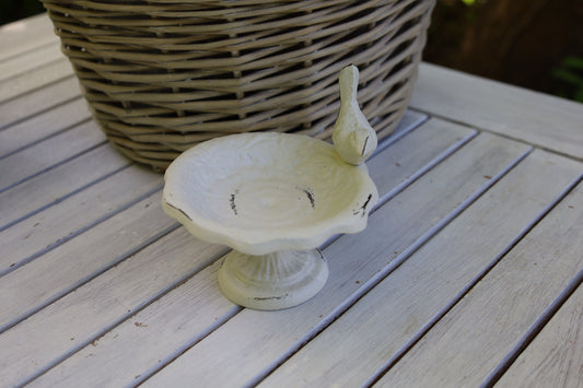 Garten-Deko im Shabby Chic Stil aus Eisen in Weiß, Insektenränke mit Vogel {{ Shabby Chic und Landhaus Deko }} {{ www.Stein-Alt.de The cosy Cottage }}