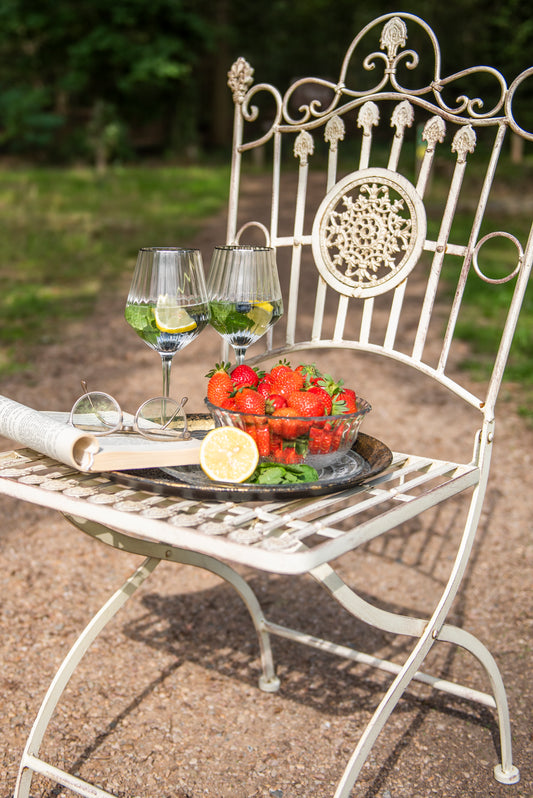 Weißer Gartenstuhl im Vintage-Look aus Eisen