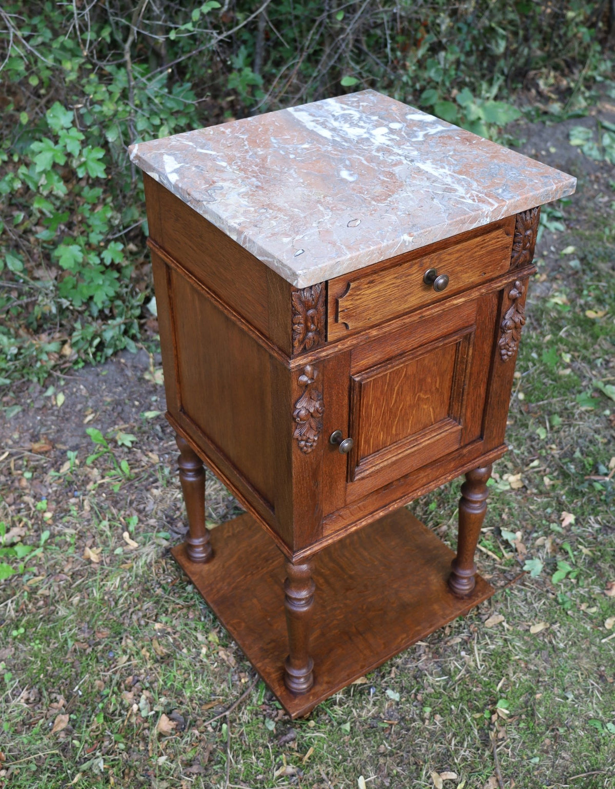 Antiker französischer Nachttisch Ende 19. Jh. - Eichenholz mit Marmorplatte {{ Shabby Chic und Landhaus Deko }} {{ www.Stein-Alt.de }}