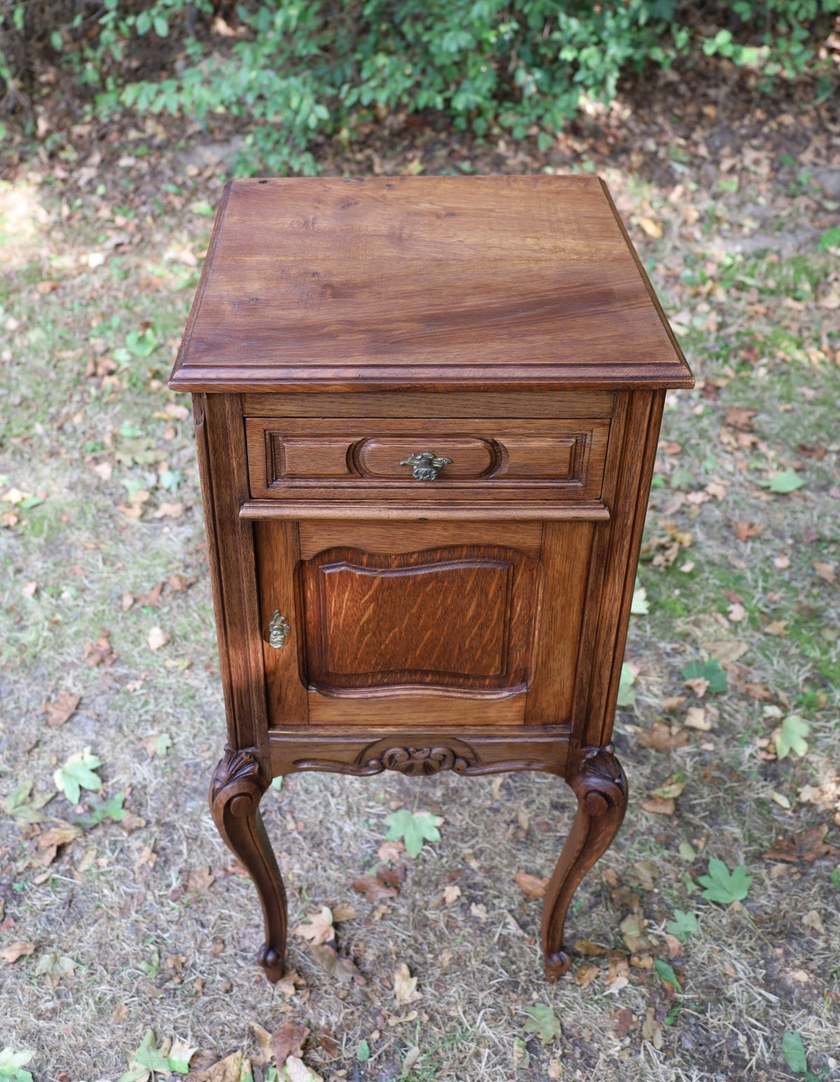 Nachttisch / Schränkchen Antiker Nachttisch Louis XV Stil (1870-1890) - Nussbaum Schränkchen Shabby Chic und Landhaus Deko bei www.Stein-Alt.de