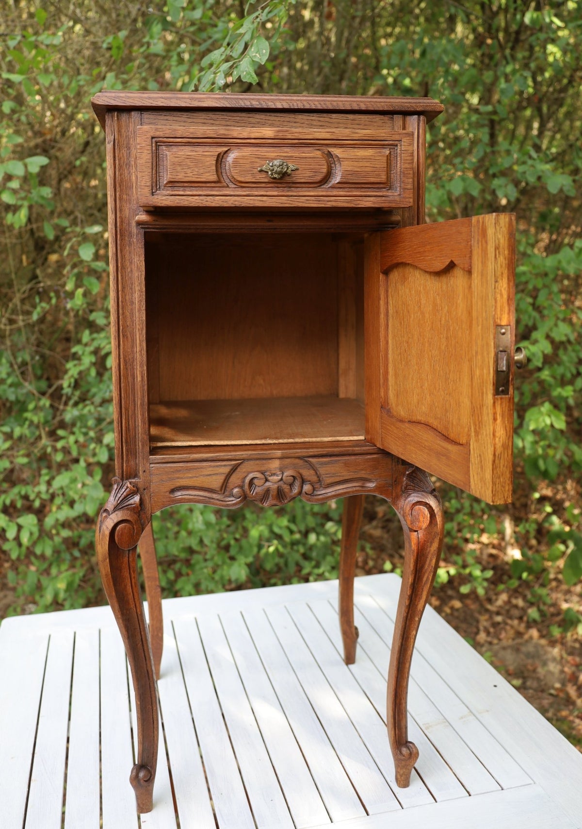 Nachttisch / Schränkchen Antiker Nachttisch Louis XV Stil (1870-1890) - Nussbaum Schränkchen Shabby Chic und Landhaus Deko bei www.Stein-Alt.de