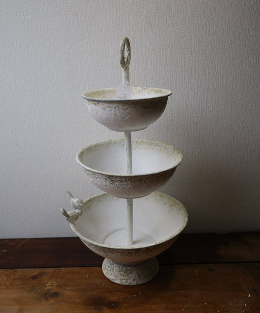 Dreistöckige Etagere mit Schalen Weiß - Shabby Chic Metall {{ Shabby Chic und Landhaus Deko }} {{ www.Stein-Alt.de }}