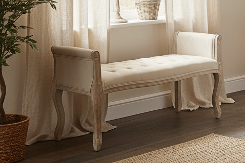 Gepolsterte Sitzbank: Filigran aus Holz in Beige-Braun {{ Shabby Chic und Landhaus Deko }} {{ www.Stein-Alt.de }}