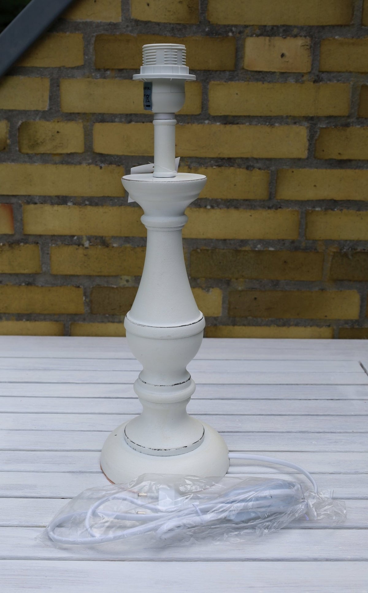 Lampenfuß Lampenfuß Holz Weiß Shabby Chic - Lampensockel E27 Fassung ohne Schirm Shabby Chic und Landhaus Deko bei www.Stein-Alt.de