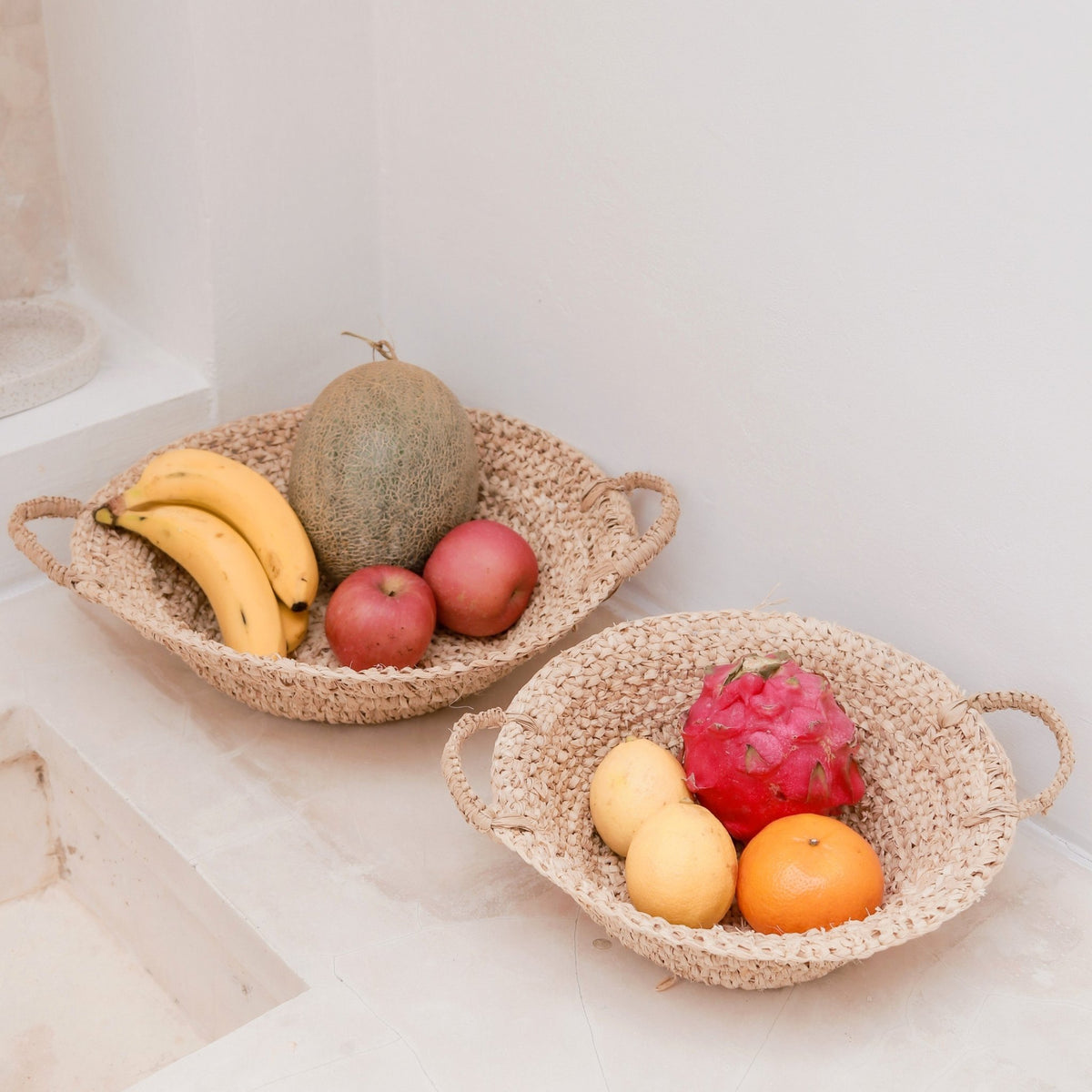 Obstkorb / Bastkorb Obstkorb aus Bast Ø 28 cm – Handgeflochtenes Körbchen mit Griffen Shabby Chic und Landhaus Deko bei www.Stein-Alt.de