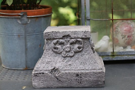 Podest für Blumenkübel Grau 18x18x14cm - Shabby Chic Gartendekoration {{ Shabby Chic und Landhaus Deko }} {{ www.Stein-Alt.de }}