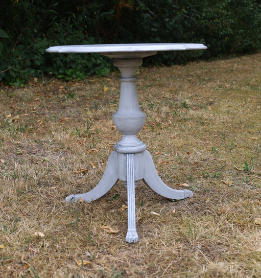 Runder Beistelltisch aus Holz in Grau mit silbernen Akzenten im Shabby Chic Stil {{ Shabby Chic und Landhaus Deko }} {{ www.Stein-Alt.de }}