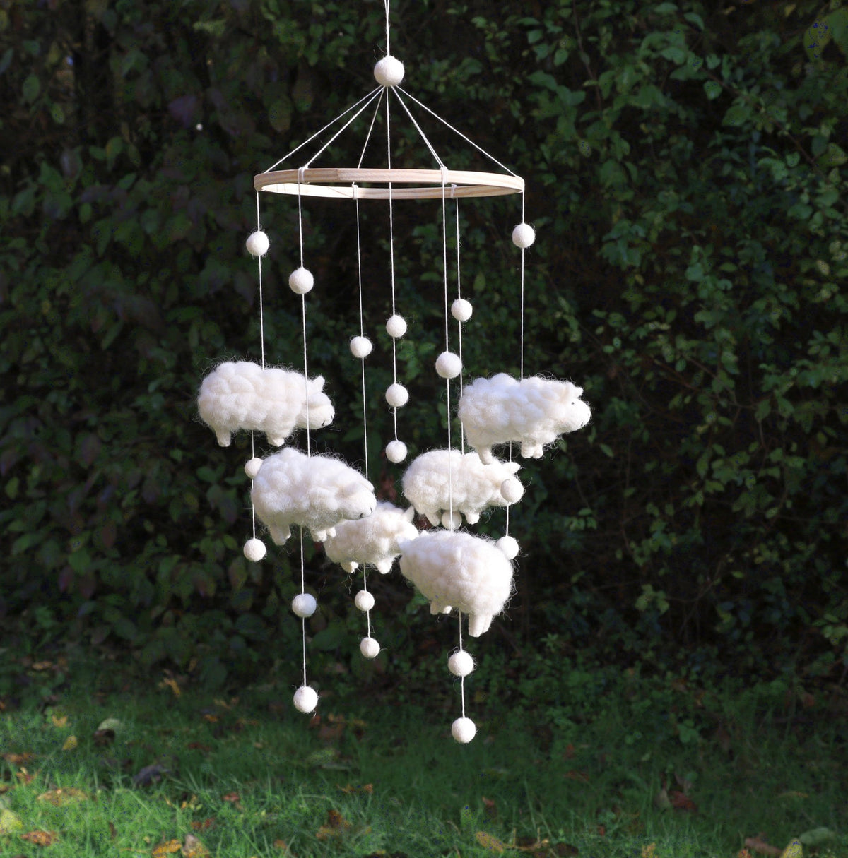 Mobile Schäfchen Mobile aus Filz – Handgemacht, FairMade & RWS-zertifiziert Shabby Chic und Landhaus Deko bei www.Stein-Alt.de