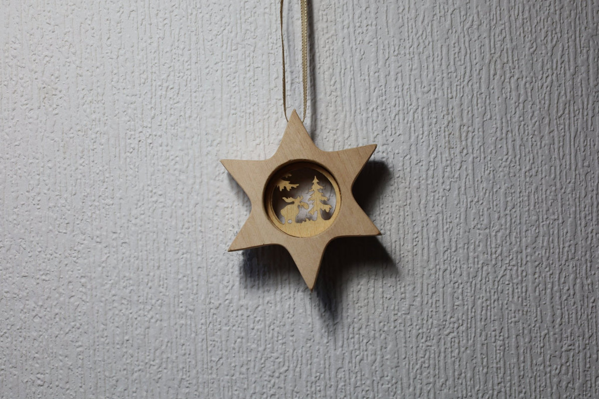 Dekoanhänger Winterliche Holzanhänger – Rentier, Schneeflocke, Stern | Rindenholz Weihnachtsdeko Shabby Chic und Landhaus Deko bei www.Stein-Alt.de