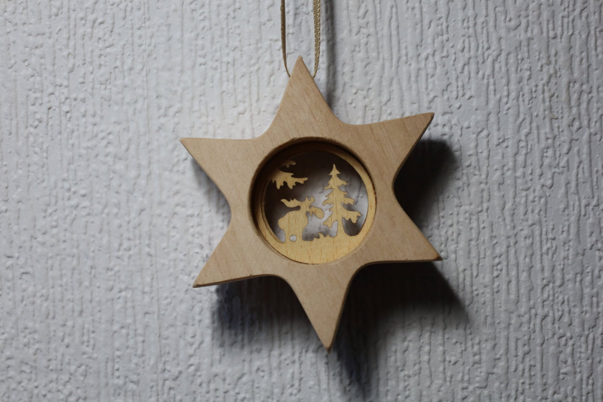 Dekoanhänger Winterliche Holzanhänger – Rentier, Schneeflocke, Stern | Rindenholz Weihnachtsdeko Shabby Chic und Landhaus Deko bei www.Stein-Alt.de