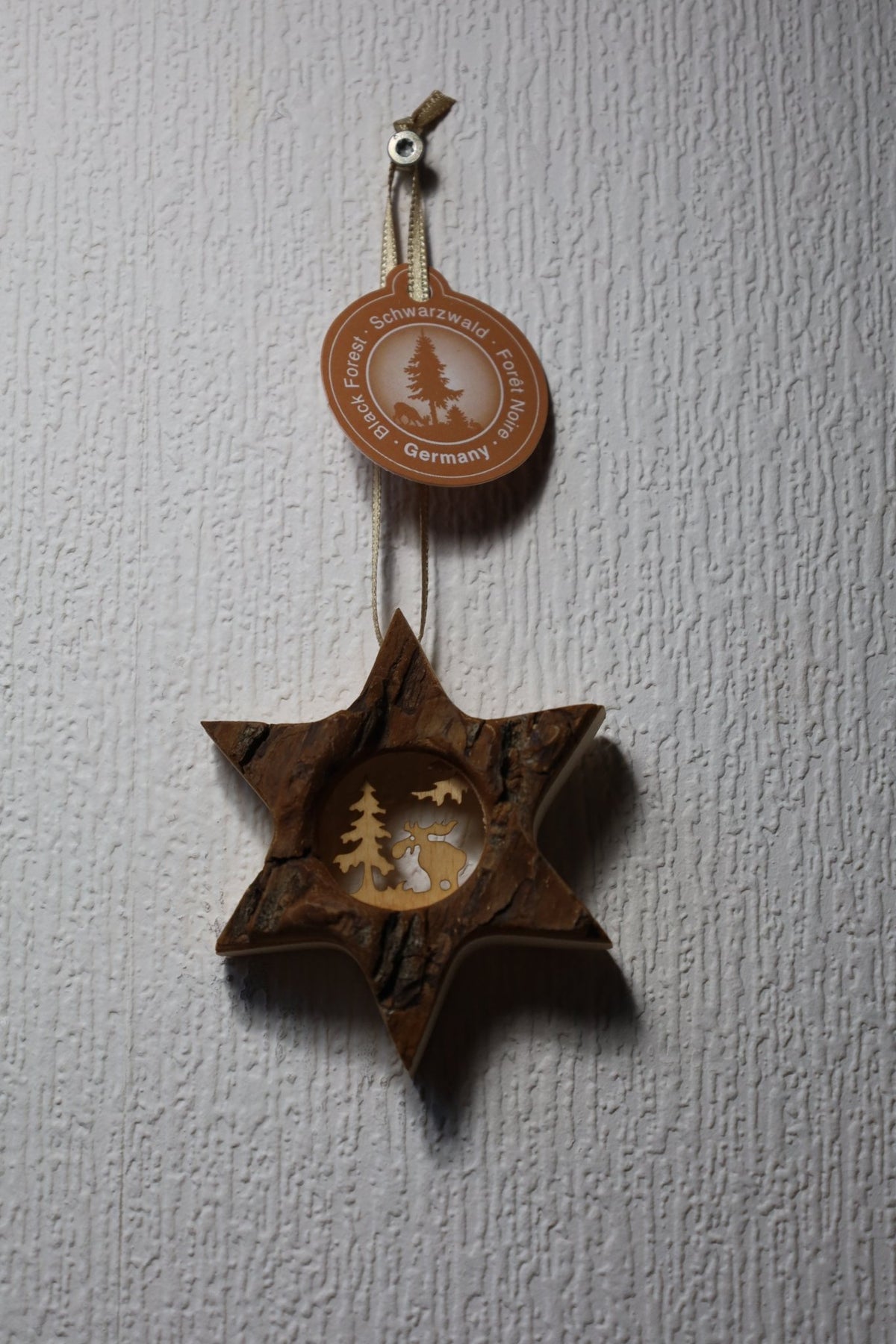 Dekoanhänger Winterliche Holzanhänger – Rentier, Schneeflocke, Stern | Rindenholz Weihnachtsdeko Shabby Chic und Landhaus Deko bei www.Stein-Alt.de