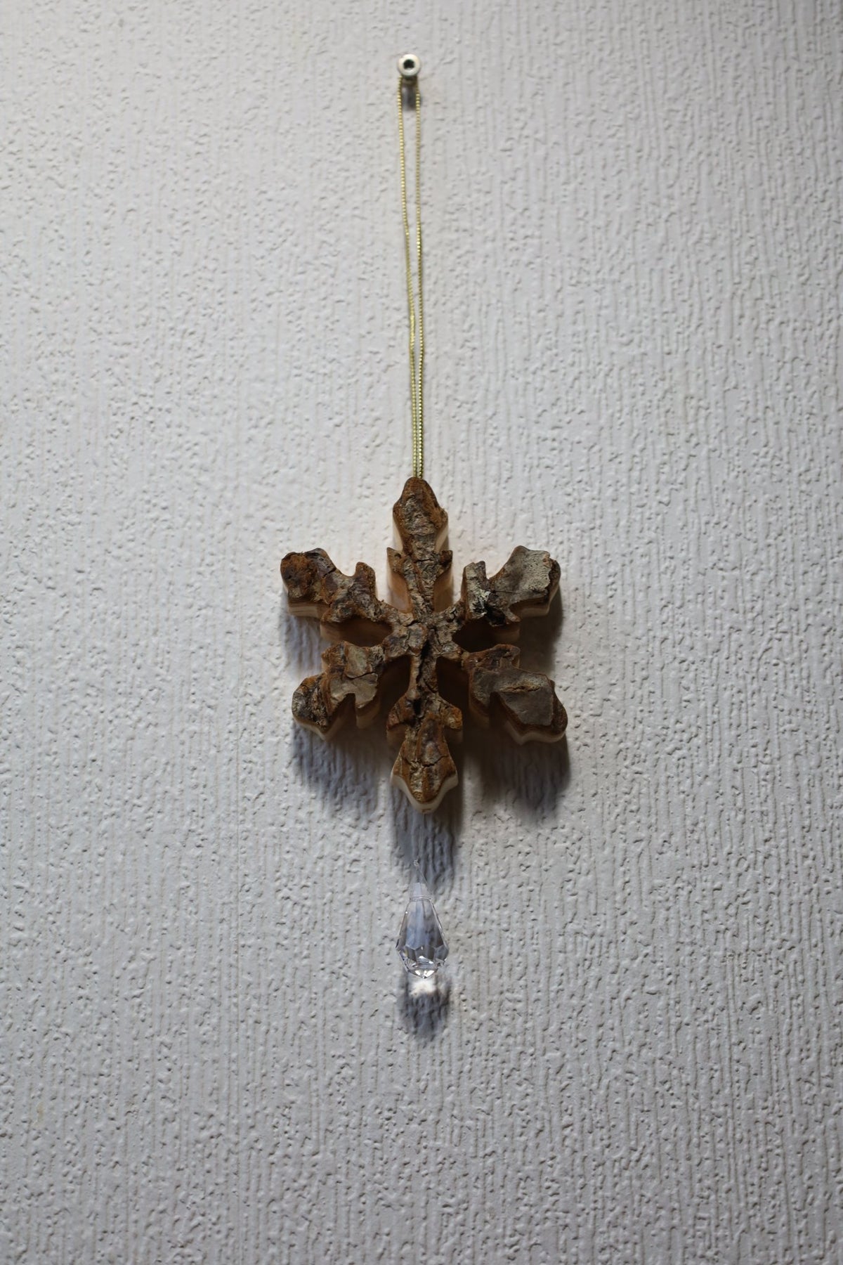 Dekoanhänger Winterliche Holzanhänger – Rentier, Schneeflocke, Stern | Rindenholz Weihnachtsdeko Shabby Chic und Landhaus Deko bei www.Stein-Alt.de