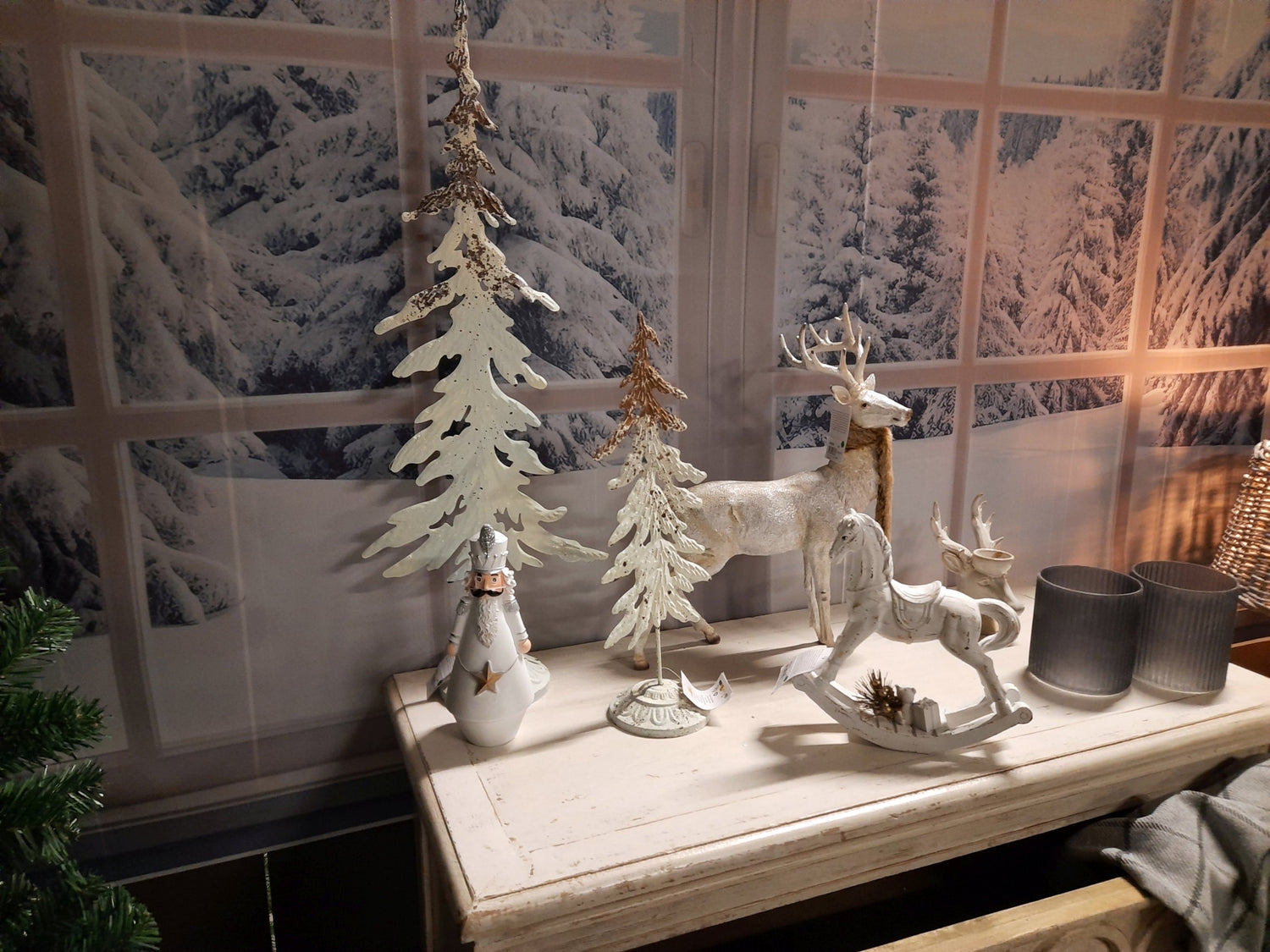 Winter- und Weihnachtsdekoration im gemütlichen Landhausstil