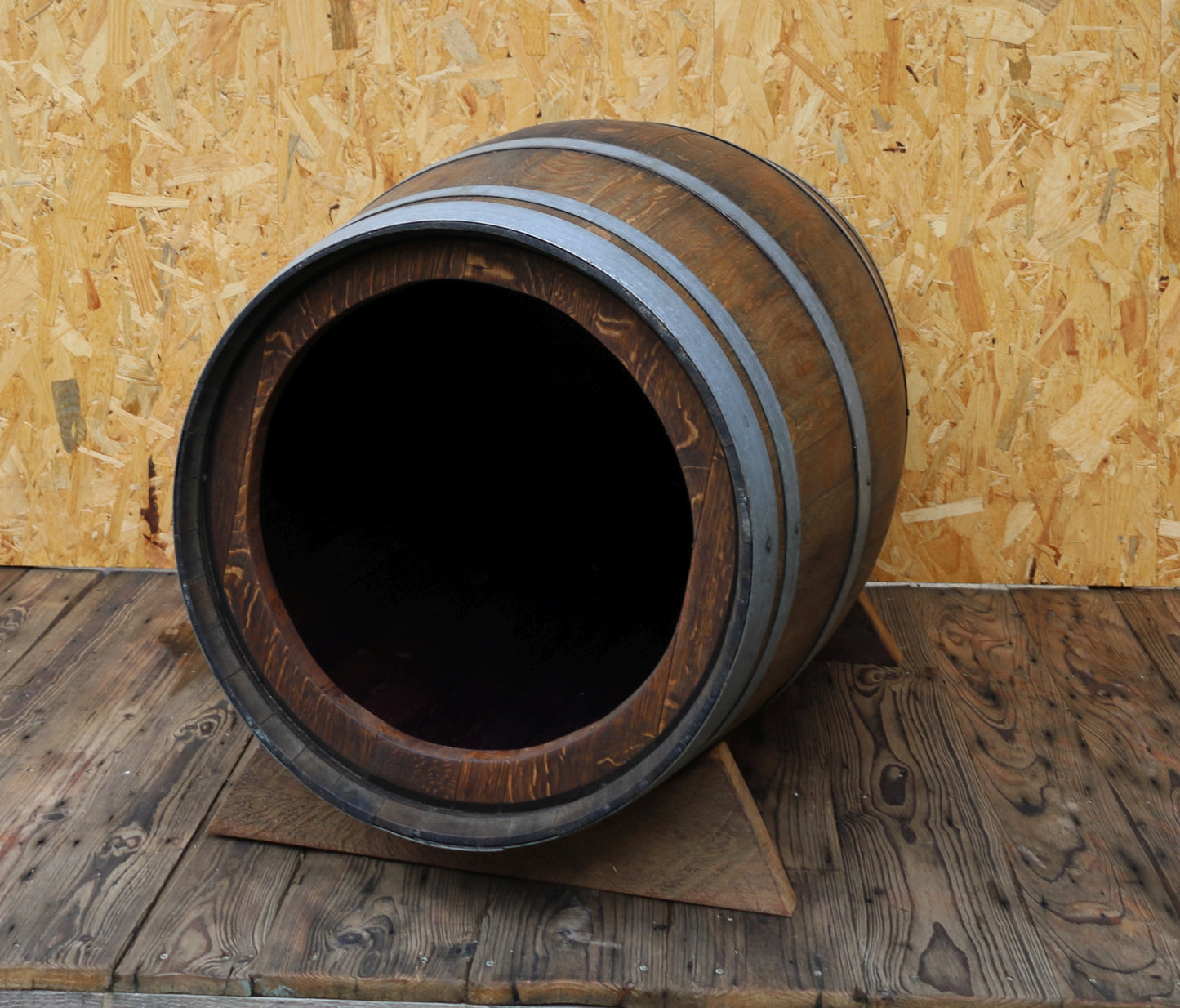 Hundehütte aus Eichenholz Weinfass - Upcycling Hundehaus Unikat