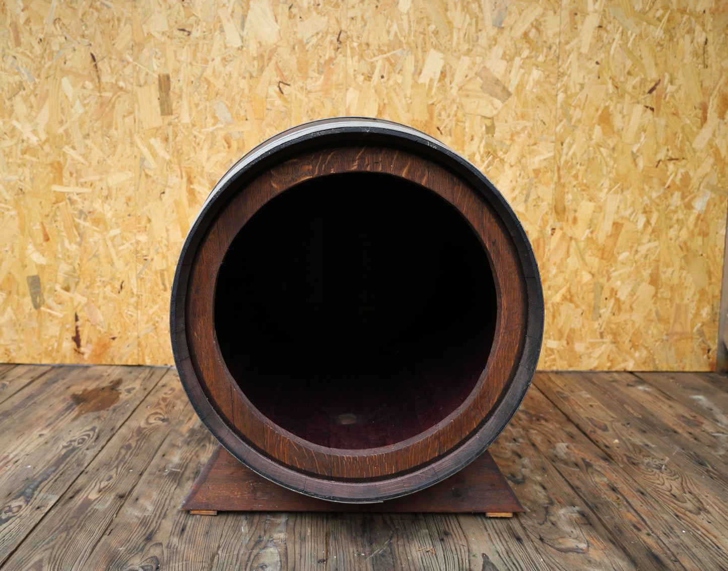 Hundehütte aus Eichenholz Weinfass - Upcycling Hundehaus im Landhausstil