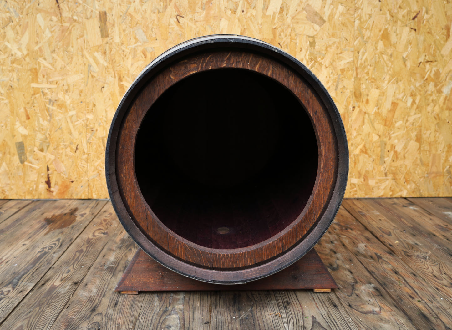 Hundehütte aus Eichenholz Weinfass - Upcycling Hundehaus im Landhausstil