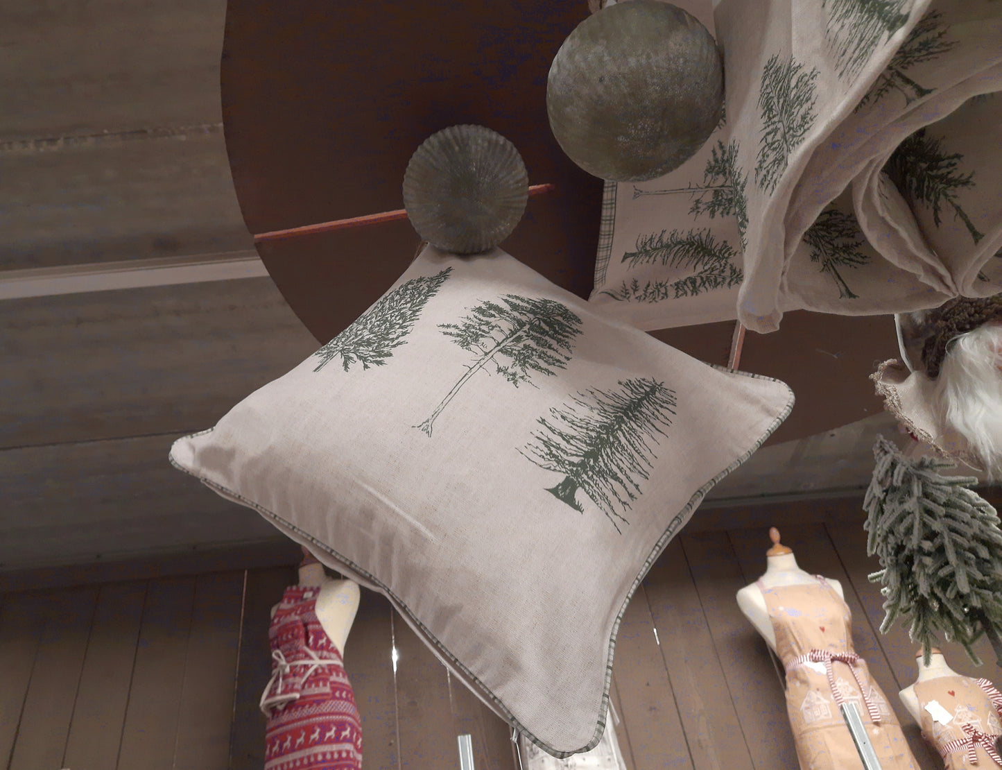Kissenbezug aus Baumwolle in Beige-Grün mit Tannenmotiv