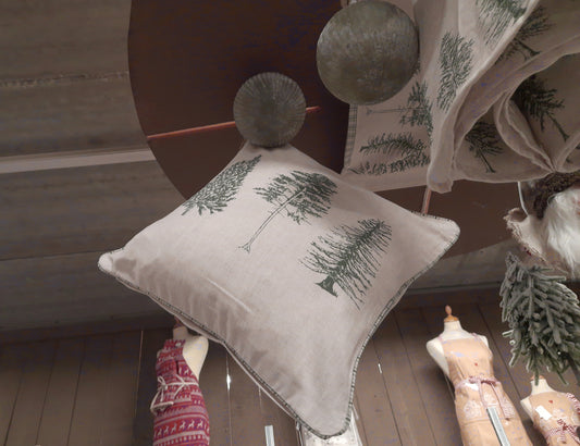 Kissenbezug aus Baumwolle in Beige-Grün mit Tannenmotiv