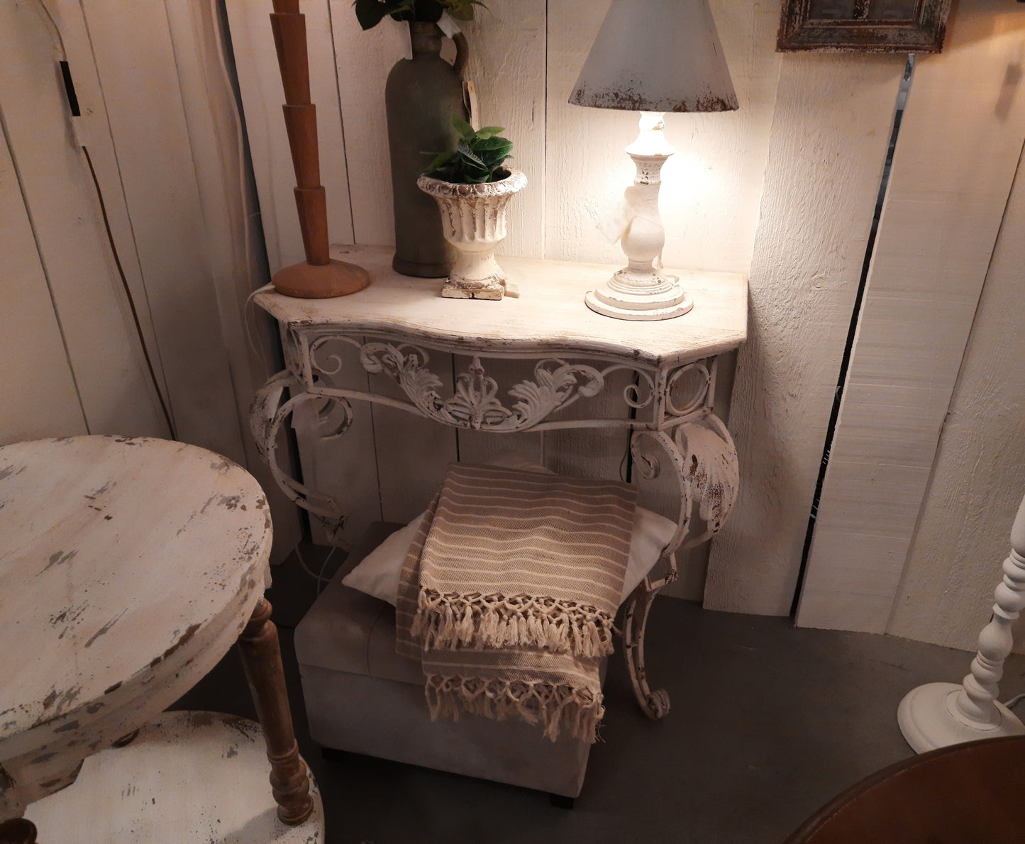 Tavolo consolle con gambe in ferro battuto e piano in legno, Shabby Chic in bianco