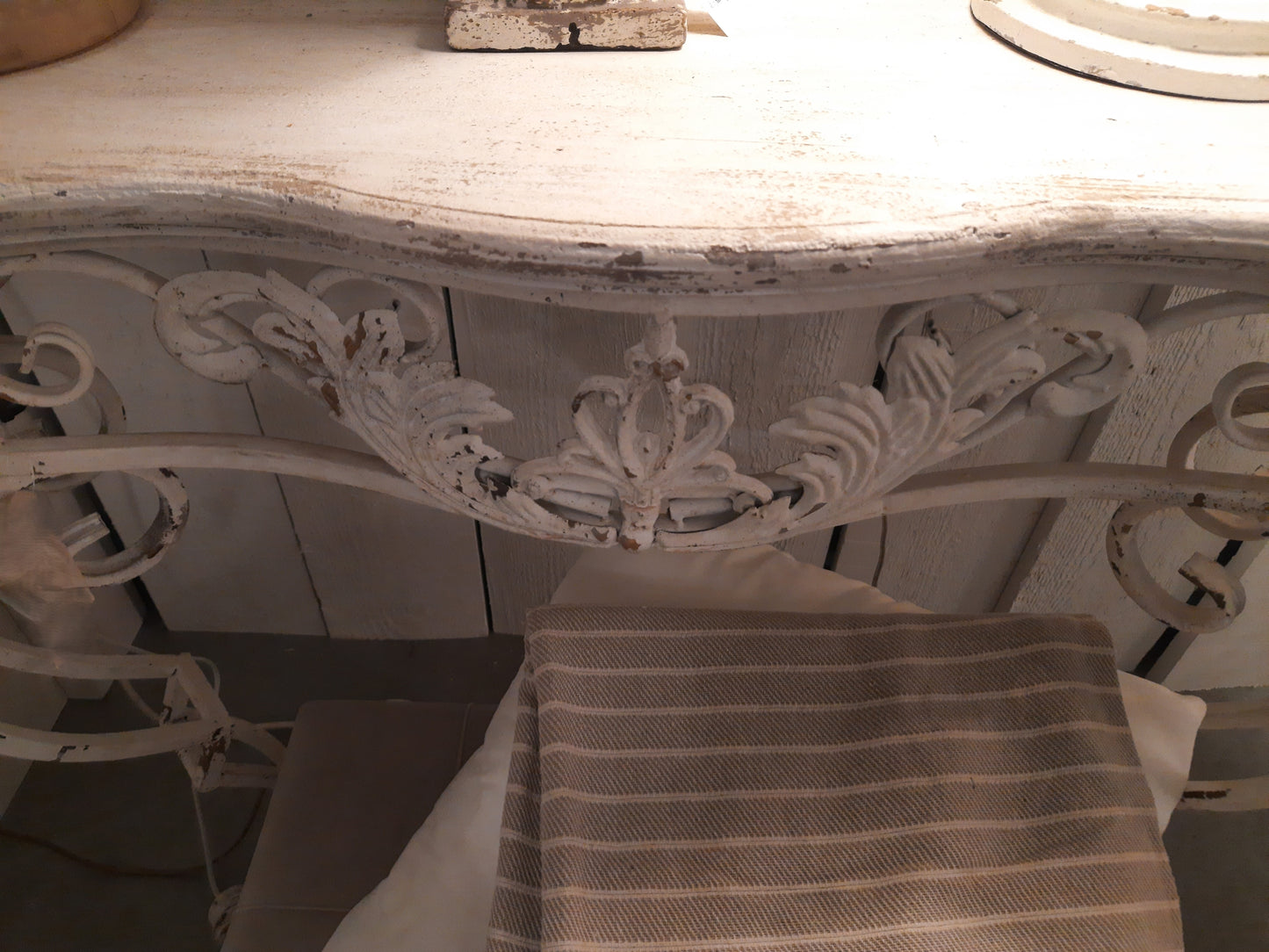 Tavolo consolle con gambe in ferro battuto e piano in legno, Shabby Chic in bianco