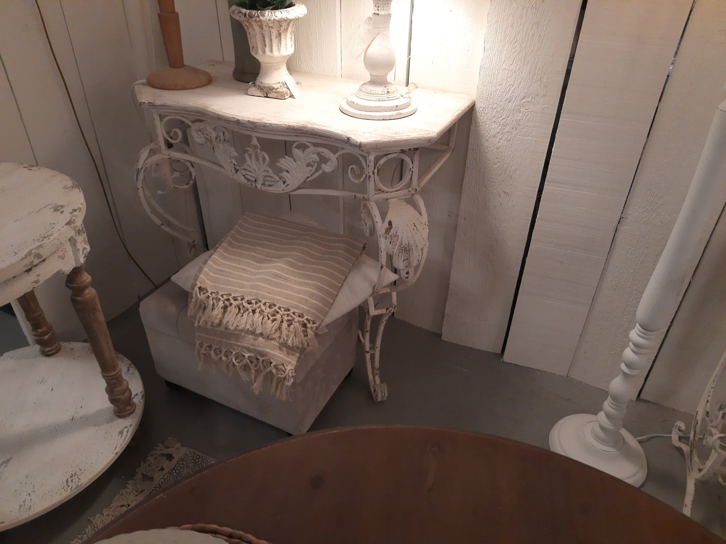 Tavolo consolle con gambe in ferro battuto e piano in legno, Shabby Chic in bianco
