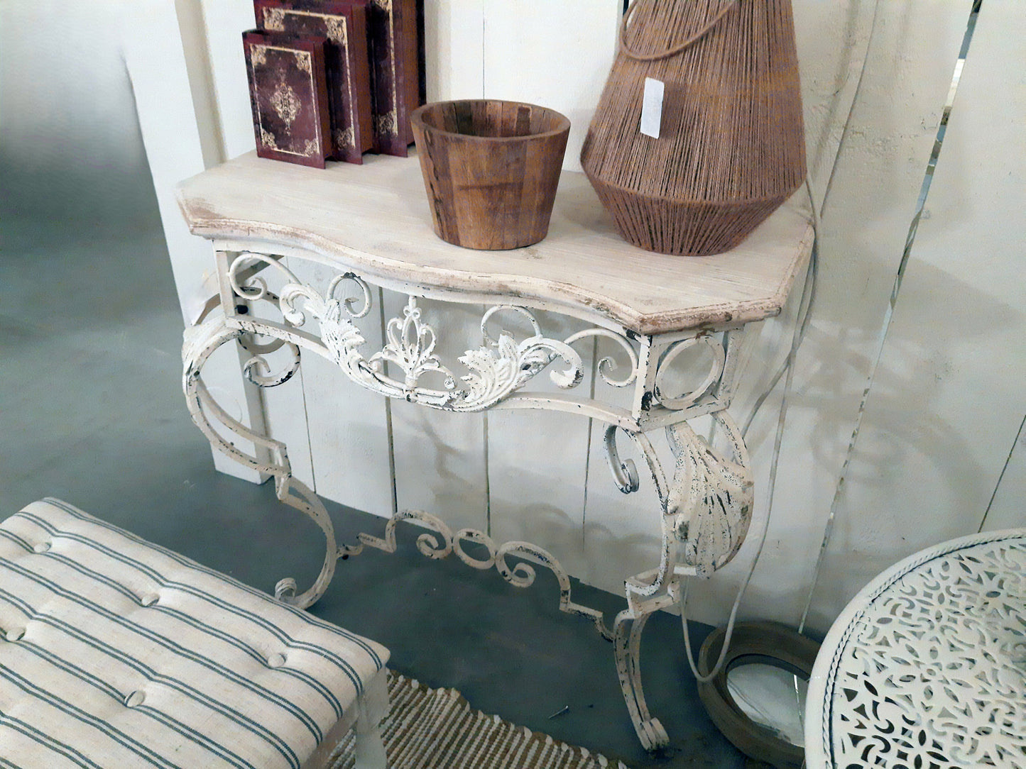 Tavolo consolle con gambe in ferro battuto e piano in legno, Shabby Chic in bianco