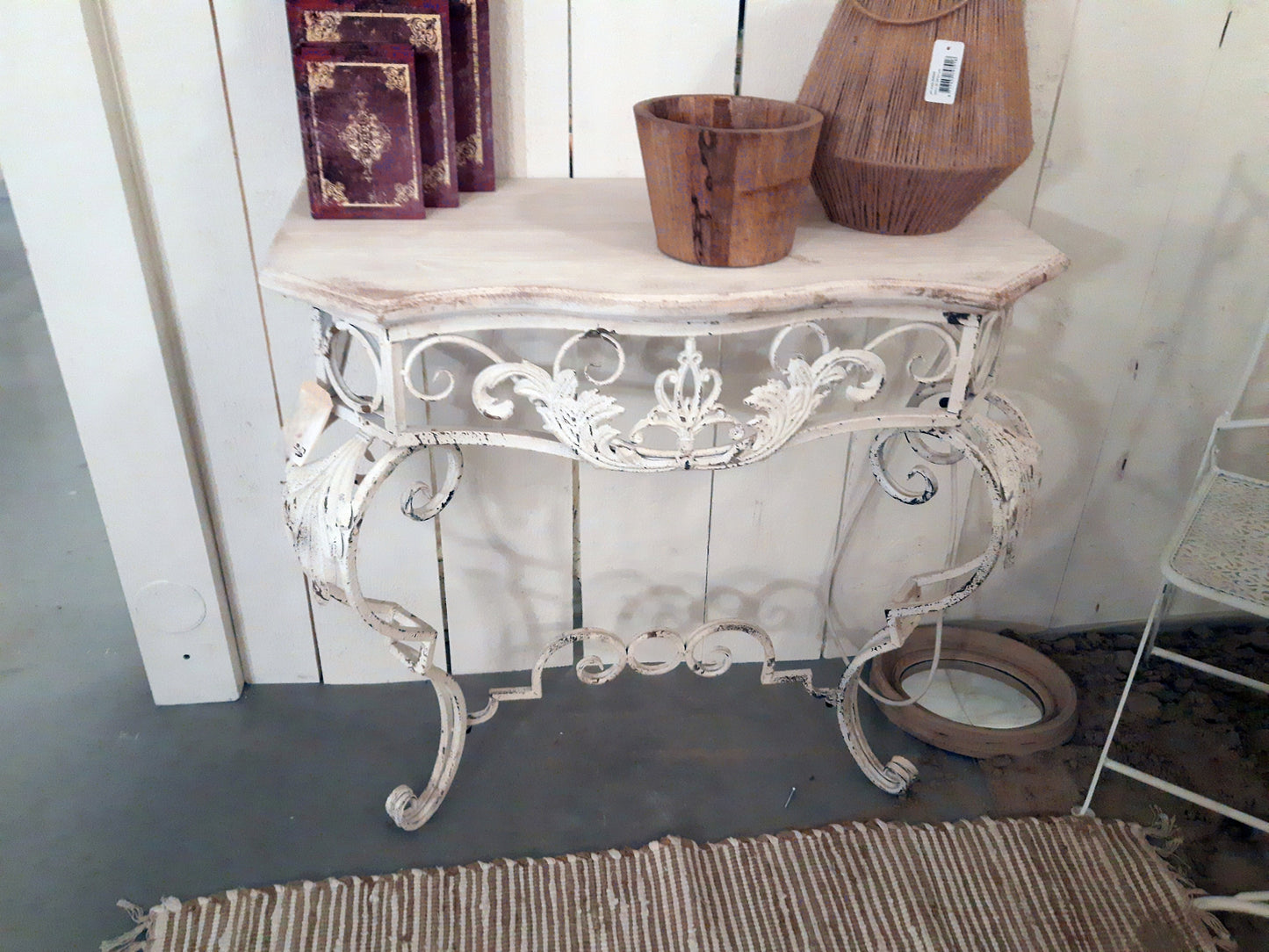 Tavolo consolle con gambe in ferro battuto e piano in legno, Shabby Chic in bianco
