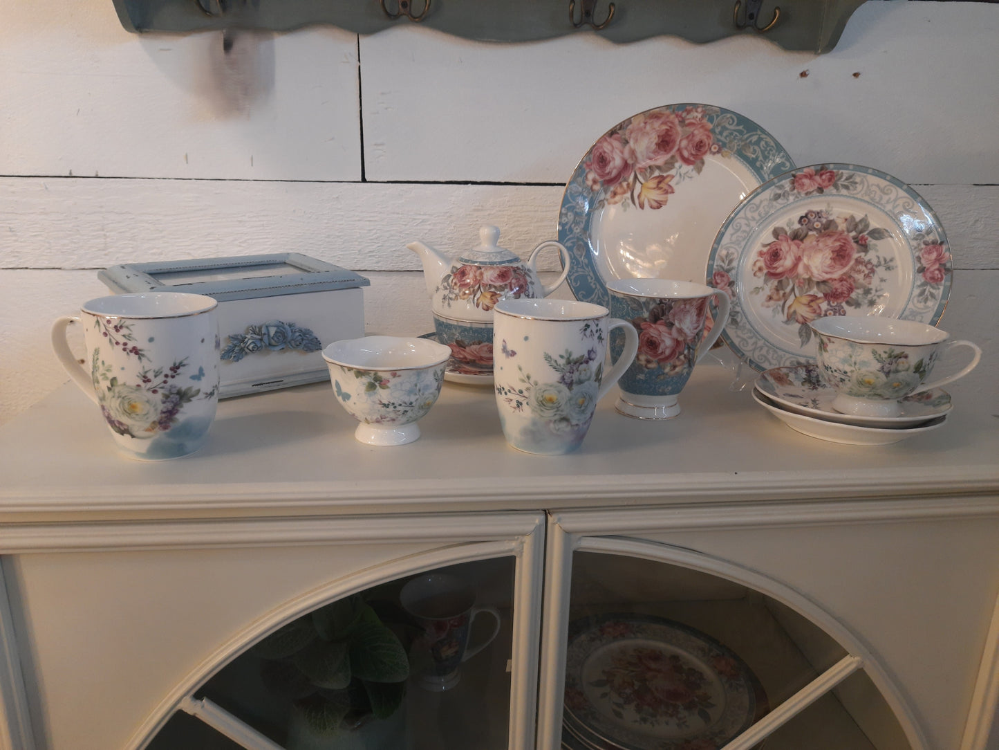 Porzellan Geschirr Blumen & Schmetterlinge Blau-Weiß - Landhausstil Mix & Match