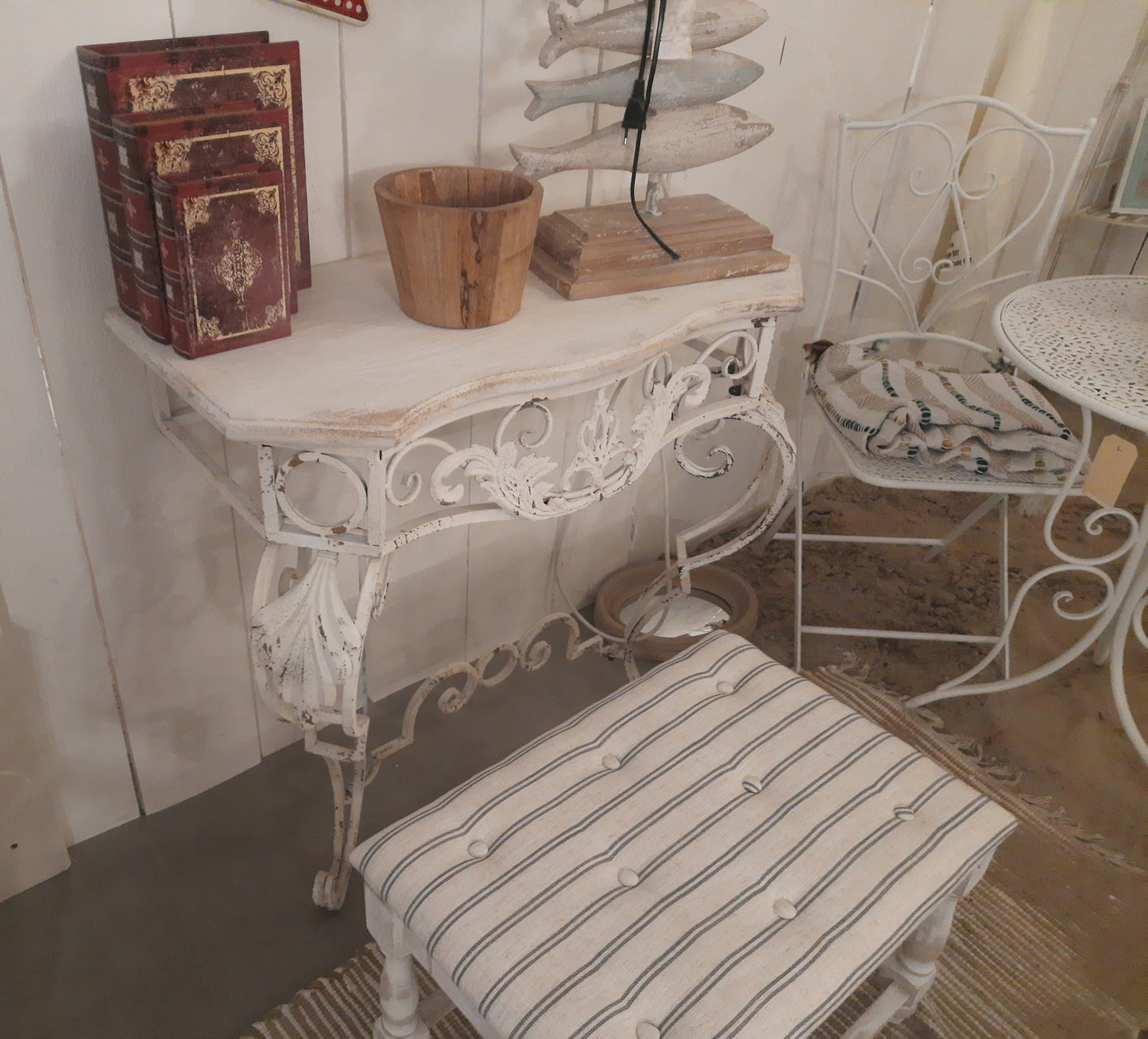 Tavolo consolle con gambe in ferro battuto e piano in legno, Shabby Chic in bianco