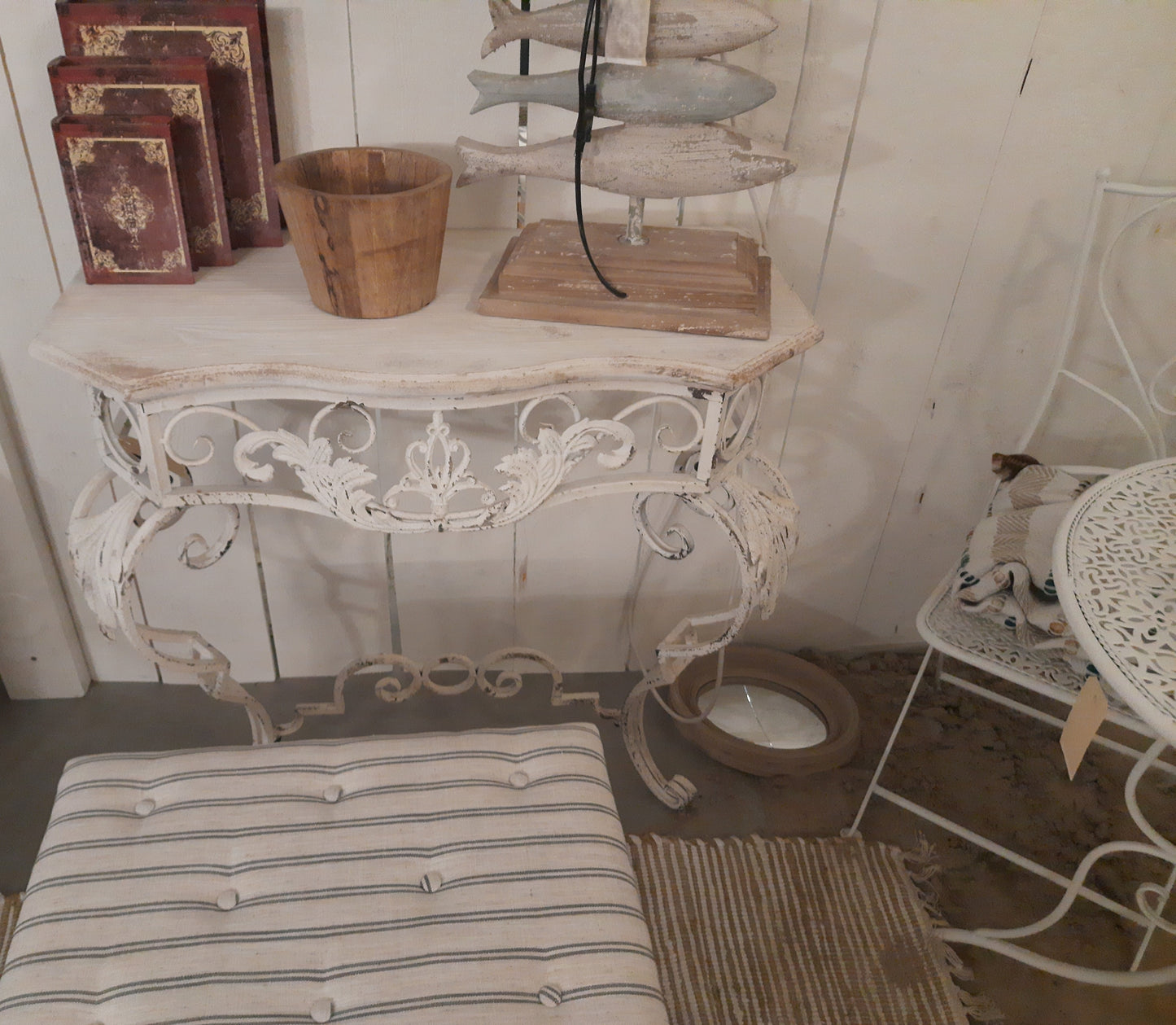 Tavolo consolle con gambe in ferro battuto e piano in legno, Shabby Chic in bianco