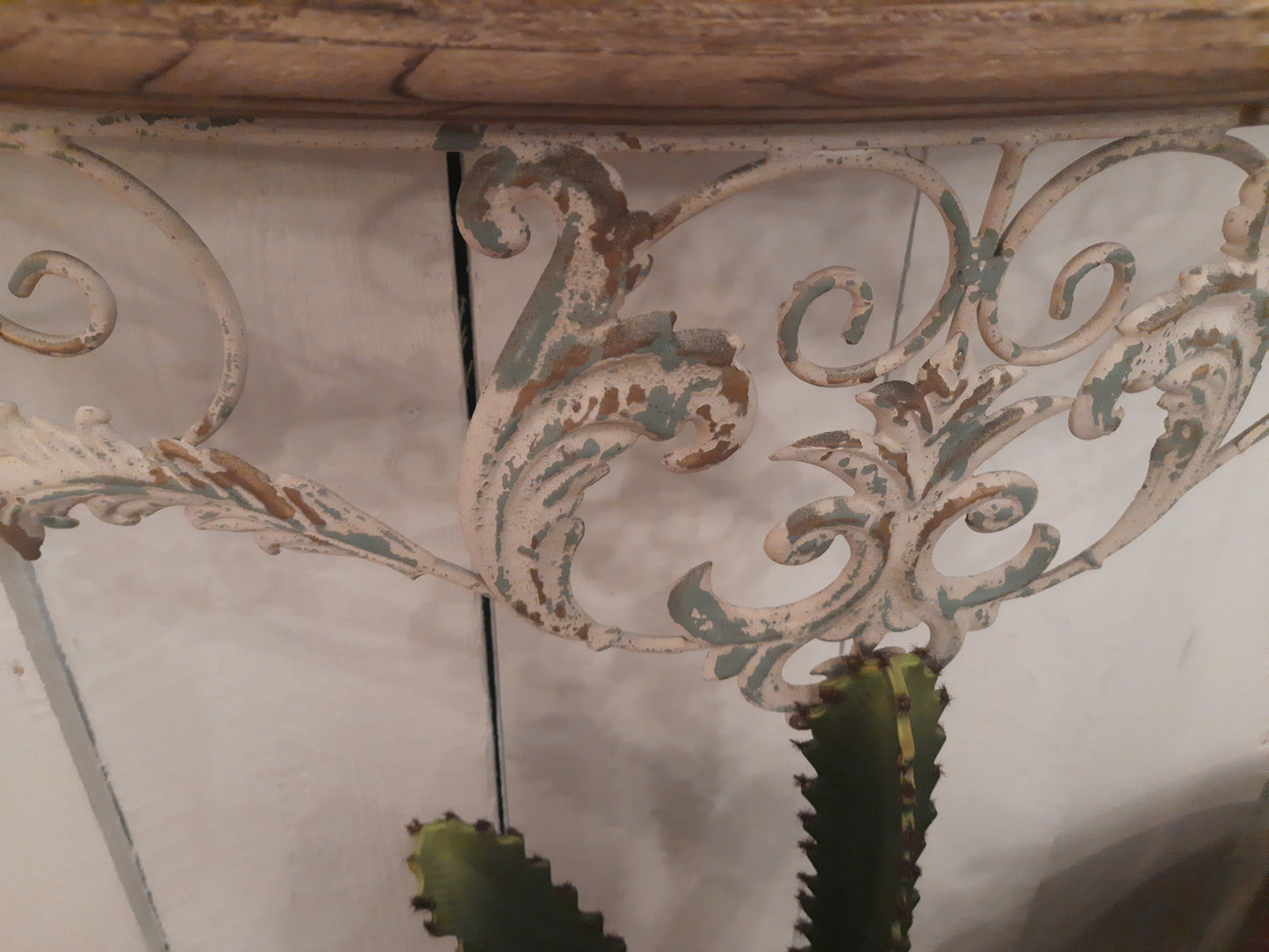 Wandregal / Hängeregal / Wandkonsole im Shabby Chic, Schmiedeeisern / Holz {{ Shabby Chic und Landhaus Deko }} {{ www.Stein-Alt.de }}