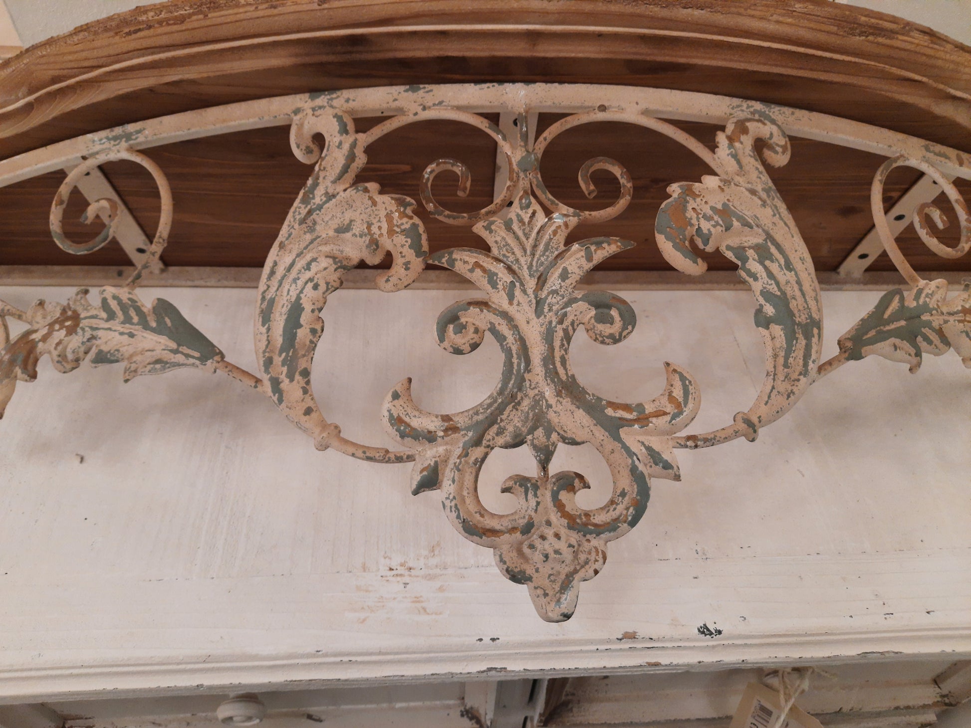 Wandregal / Hängeregal / Wandkonsole im Shabby Chic, Schmiedeeisern / Holz {{ Shabby Chic und Landhaus Deko }} {{ www.Stein-Alt.de }}