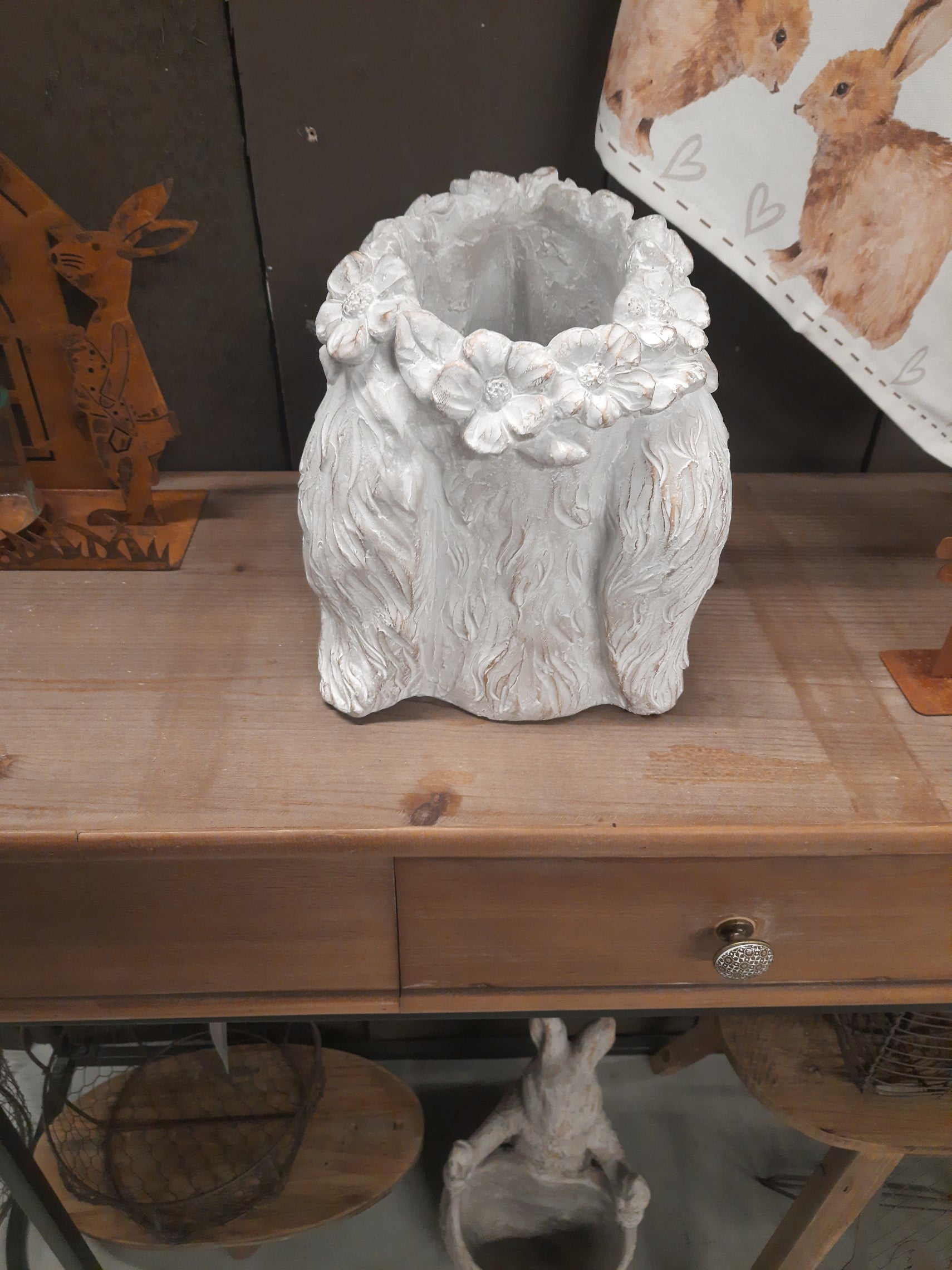 Pflanztopf Hase Grau-Braun Steinguss - Blumentopf Ostern Frühling Landhausstil {{ Shabby Chic und Landhaus Deko }} {{ www.Stein-Alt.de The cosy Cottage }}