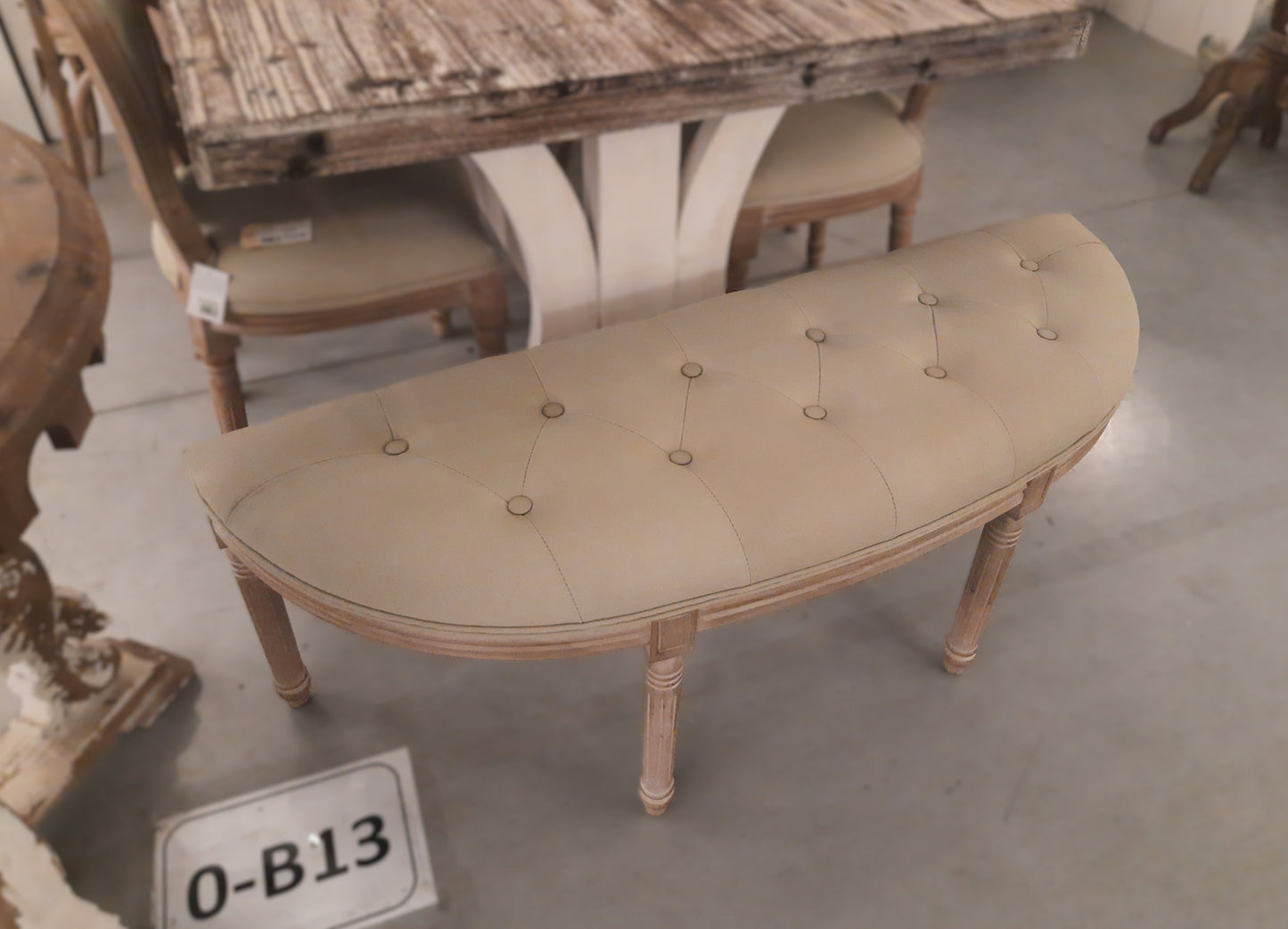 Gepolsterte Sitzbank: Filigran aus Holz in Beige-Braun