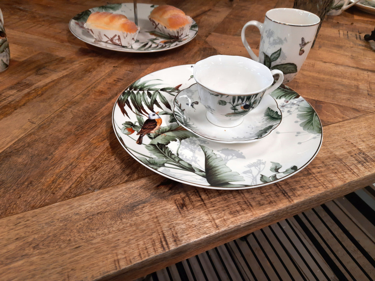 Geschirr aus Porzellan, Pflanzen und Vogelmotiv in Grün-Weiß, Mix & Match