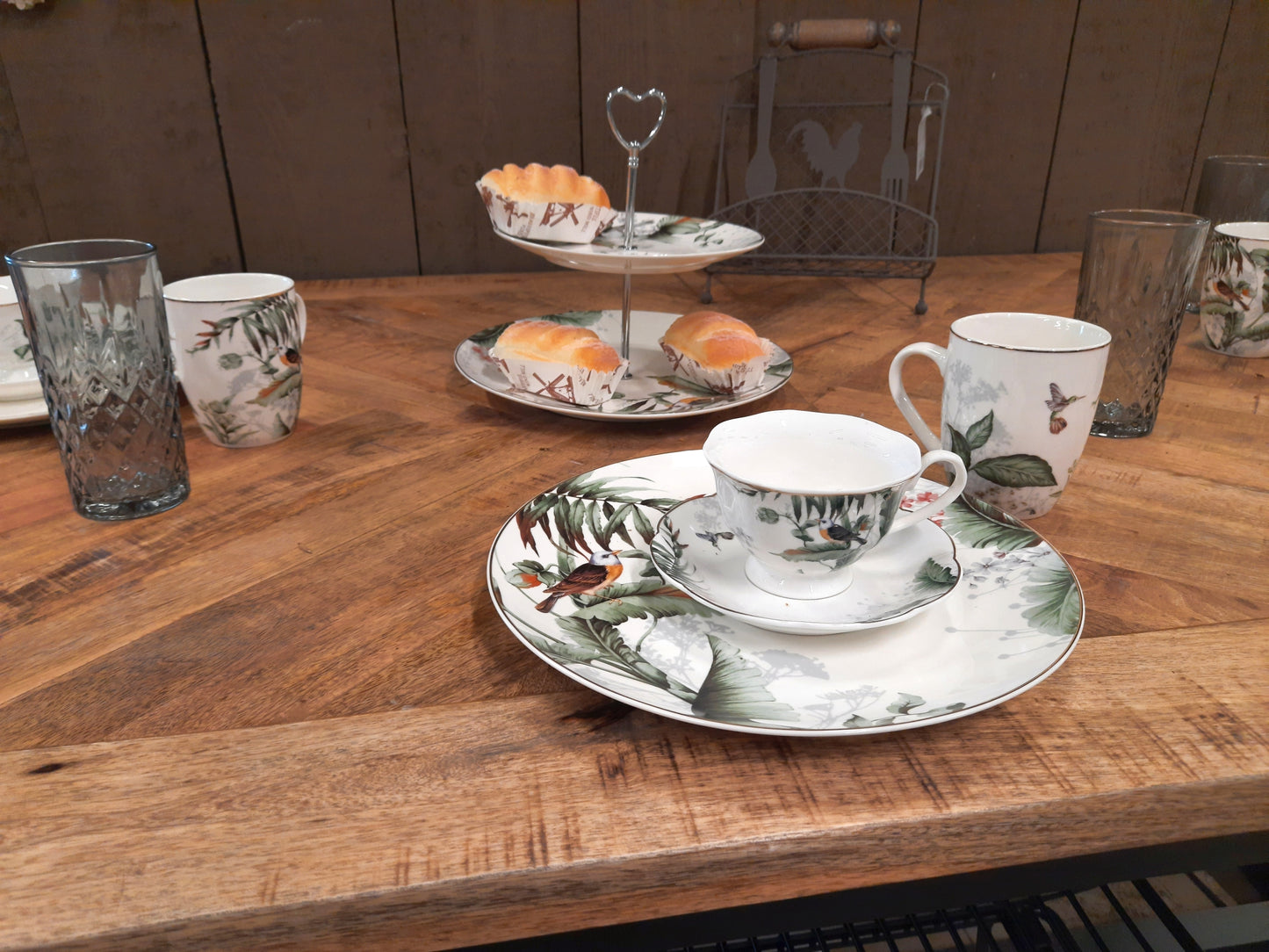 Geschirr aus Porzellan, Pflanzen und Vogelmotiv in Grün-Weiß, Mix & Match