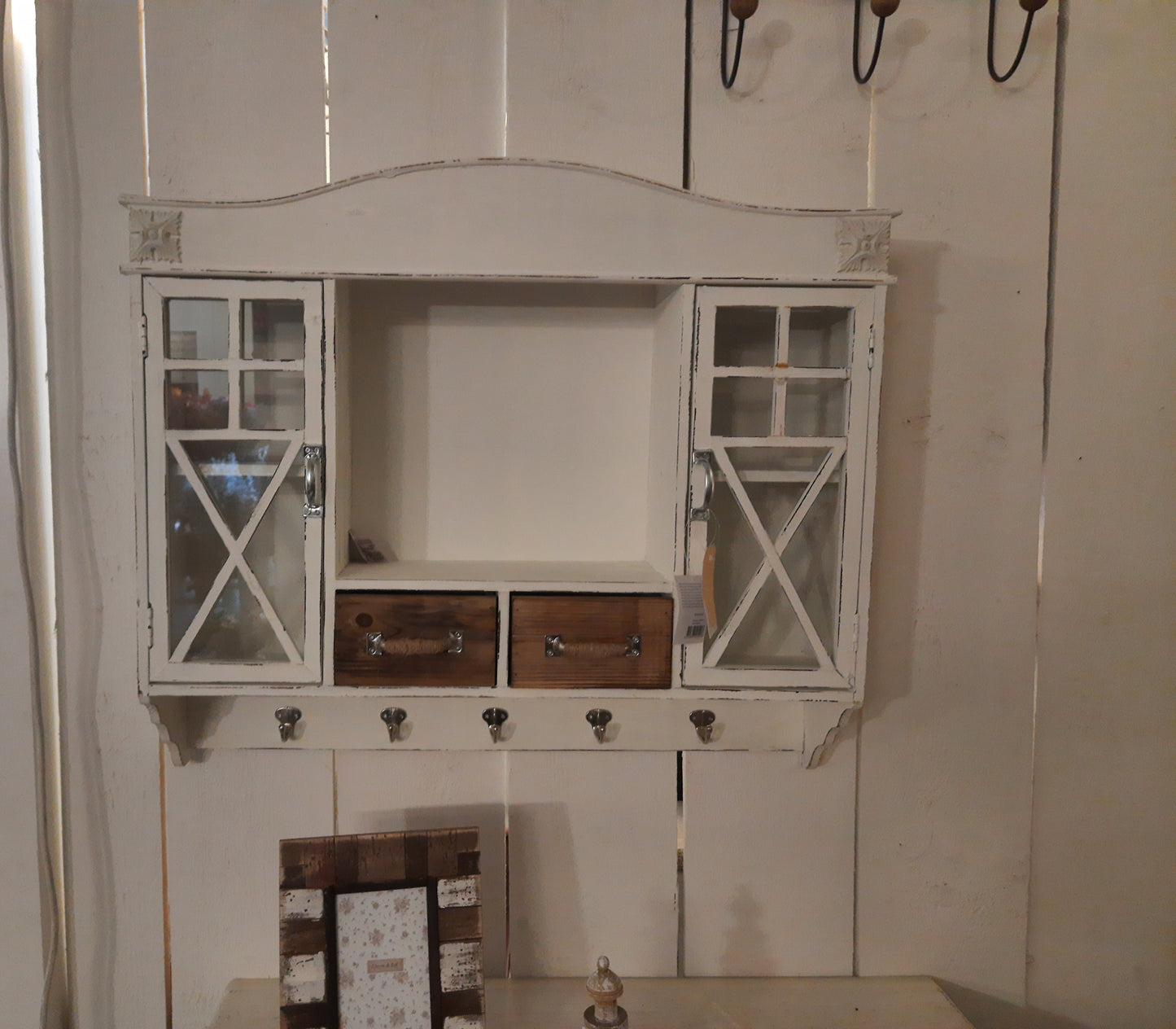 Weißer Hängeschrank aus Holz mit Schubladen und Haken - Landhausstil Shabby Chic