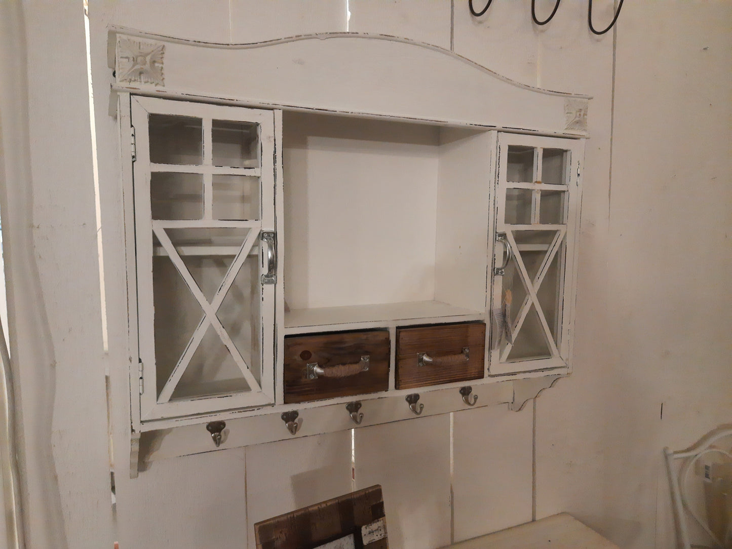 Weißer Hängeschrank aus Holz mit Schubladen und Haken - Landhausstil Shabby Chic