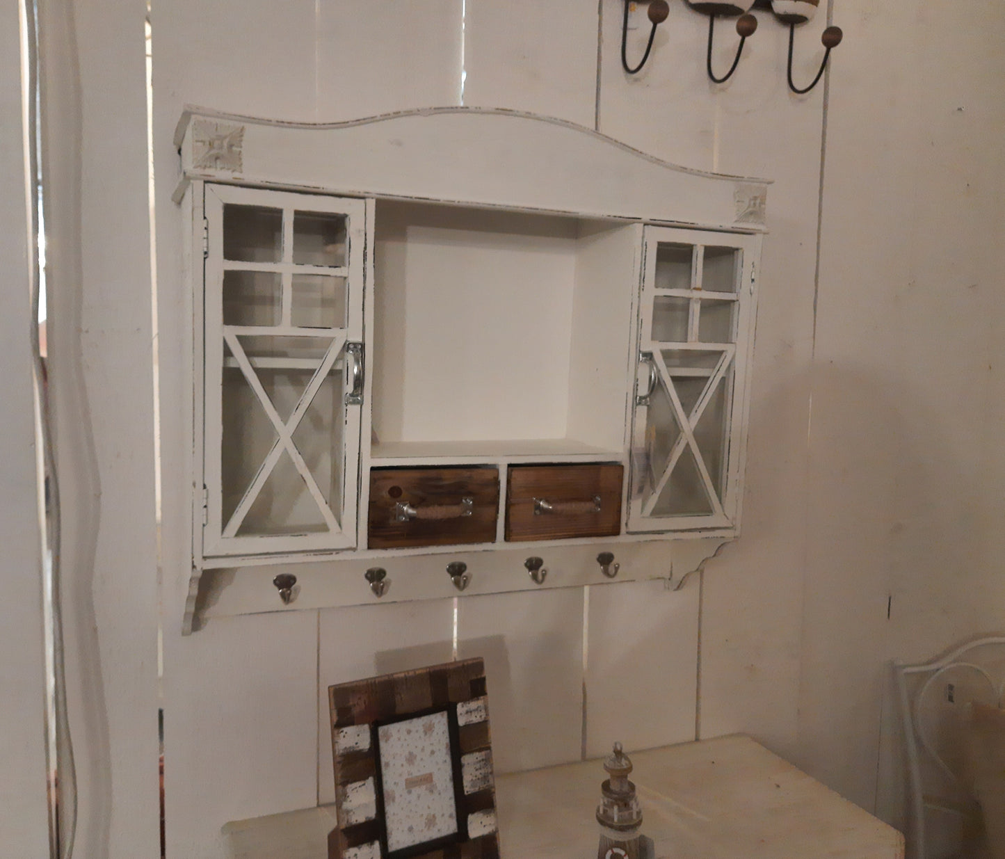 Weißer Hängeschrank aus Holz mit Schubladen und Haken - Landhausstil Shabby Chic